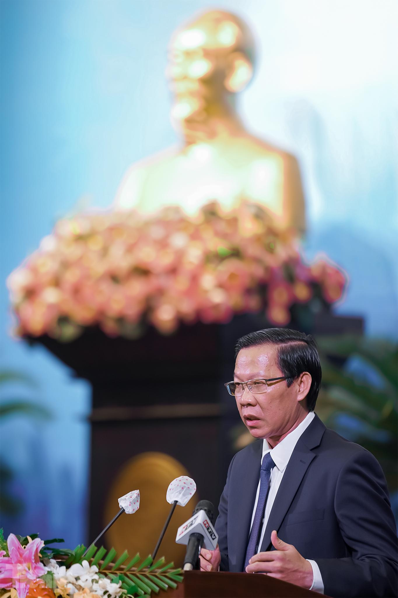 Thay mặt lãnh đạo thành phố chúc tết bà con kiều bào, Chủ tịch TPHCM Phan Văn Mãi cho rằng truyền thống Việt Nam luôn xem dịp Tết Nguyên đán là Tết đoàn viên. Qua buổi gặp mặt hôm nay, ông Mãi cho biết, chính quyền và nhân dân thành phố rất xúc động với tình cảm mà bà con kiều bào dành cho thành phố, nhất là trong những ngày thành phố căng mình chống dịch.