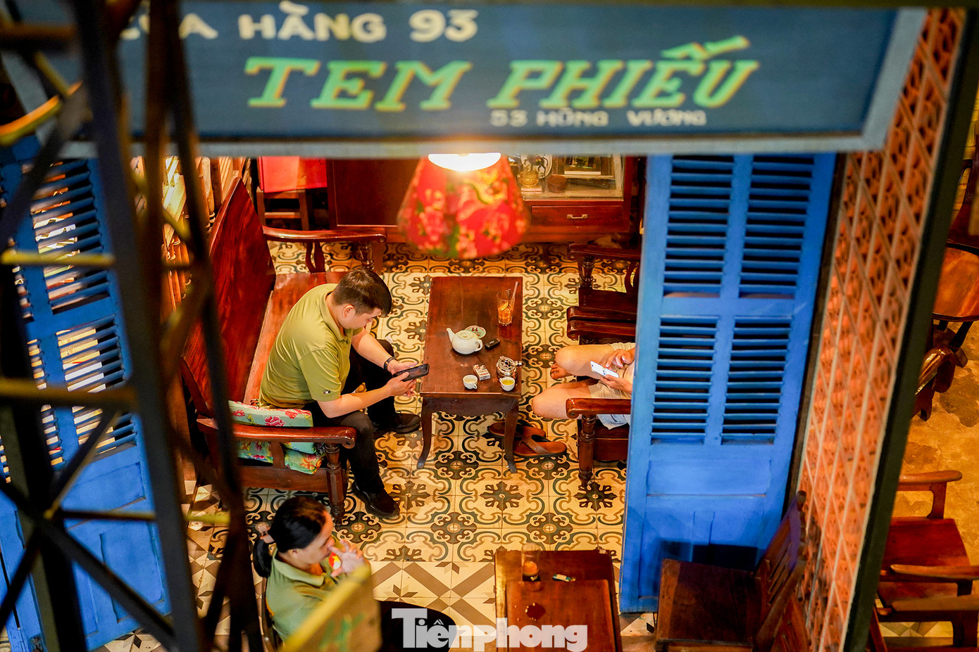 Nơi đây, giữa ồn ào xô bồ phố thị, một quán cà phê nhỏ mang tên "Tem phiếu" đã thu hút những vị khách đủ mọi lứa tuổi.