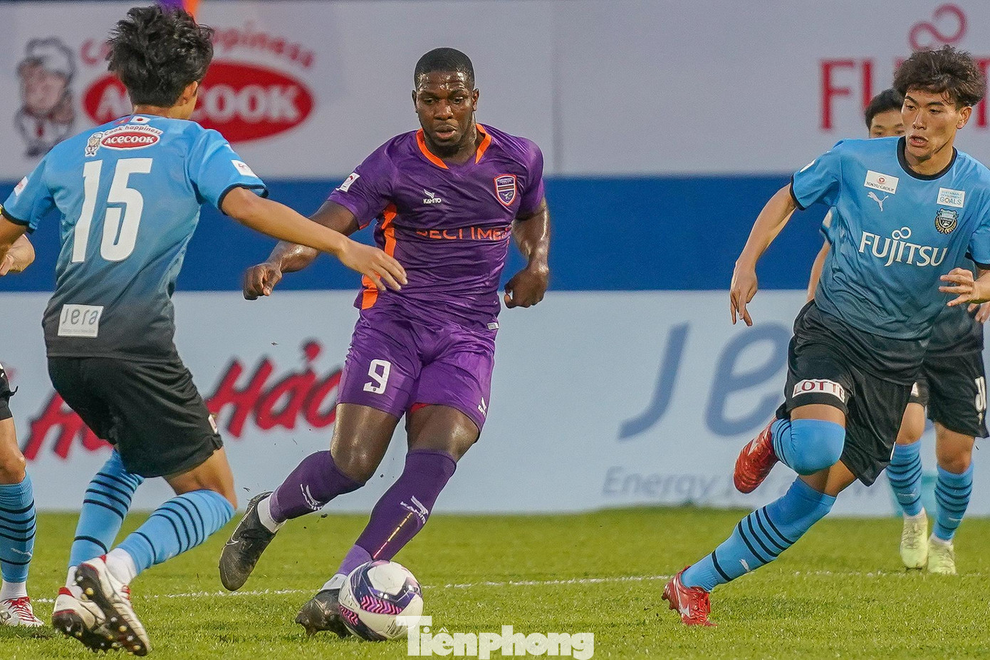 Cùng với đó là sự xuất hiện đầy bất ngờ của hai ngoại binh là Vua phá lưới V-League Rimario và Moses Oloya. Tuy nhiên, có một số thông tin cho rằng đây chỉ là trận đấu B.Bình Dương tạm mượn hai cầu thủ này. B.Bình Dương muốn nâng cấp đội hình mạnh hơn bằng Rimario và Moses để đấu với nhà đương kim vô địch Nhật Bản. Nhưng về lâu dài, đây có thể là động thái cho thấy B.Bình Dương muốn chiêu mộ cặp đôi rất hay của Hải Phòng ở mùa giải vừa qua.