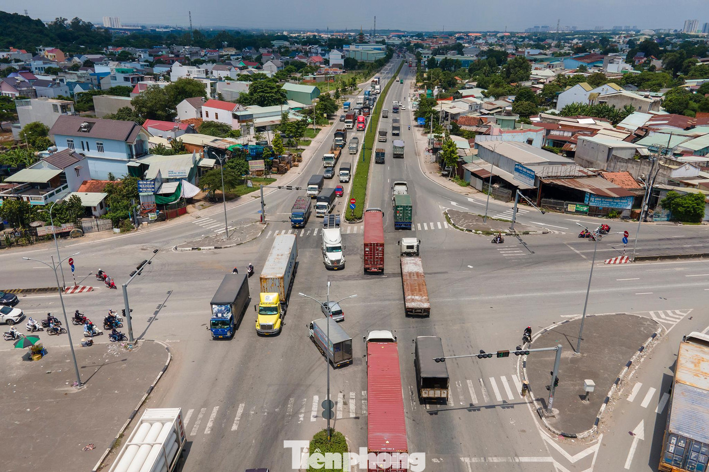Nút giao thông Tân Vạn - Mỹ Phước thuộc đường Vành đai 3 trưa 7/6 ghi nhận lượng phương tiện khá đông.