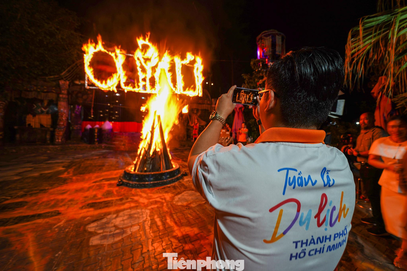 Về đêm, du khách sẽ quây quần bên đống lửa trong cái lạnh của xứ sở sương mù. Về đêm, du khách sẽ quây quần bên đống lửa trong cái lạnh của xứ sở sương mù.