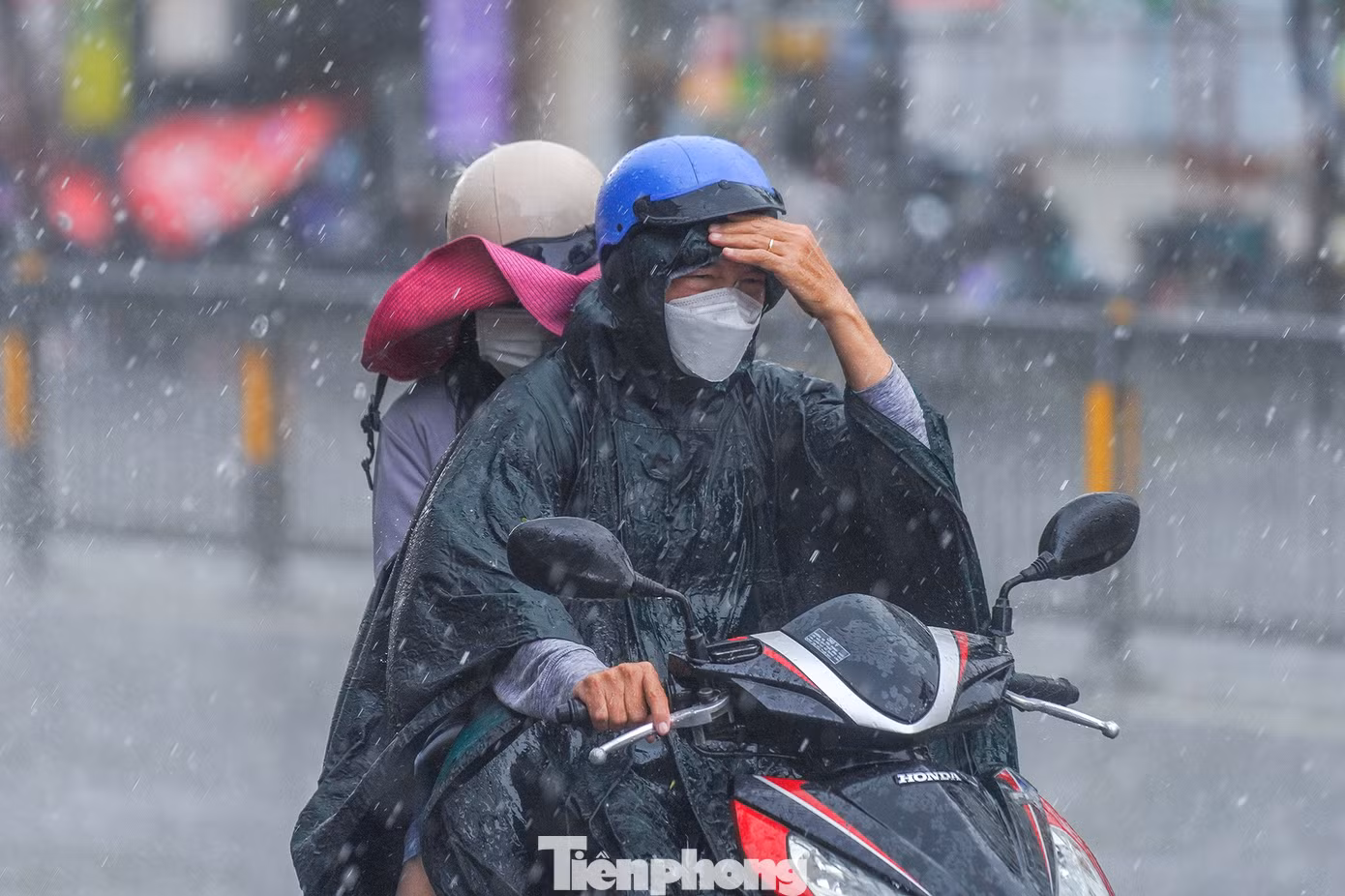 Thời tiết TPHCM về đêm dự báo sẽ oi bức, nhiều mây. Nhiệt độ dao động trong khoảng từ 28 - 29 độ C, không thay đổi so với đêm trước đó. Độ ẩm trung bình phổ biến từ 78 - 86%, mật độ mây 58 - 88%