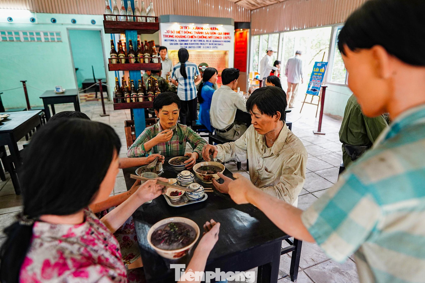 Thảo Cầm Viên được xem là địa điểm lý tưởng cho hoạt động bí mật vì 2 yếu tố quan trọng: là nơi tham quan, vui chơi giải trí thu hút đông người, các cán bộ cách mạng có thể ra vào dễ dàng mà không bị nghi ngờ; Thảo Cầm Viên nằm gần các cơ quan đầu não của chính quyền Sài Gòn nên thuận lợi cho việc chỉ đạo các chiến dịch. Vì thế, Bộ Tư lệnh Miền đã chọn nơi đây để xây dựng cơ sở hoạt động ẩn giấu sau quán ăn. Thảo Cầm Viên được xem là địa điểm lý tưởng cho hoạt động bí mật vì 2 yếu tố quan trọng: là nơi tham quan, vui chơi giải trí thu hút đông người, các cán bộ cách mạng có thể ra vào dễ dàng mà không bị nghi ngờ; Thảo Cầm Viên nằm gần các cơ quan đầu não của chính quyền Sài Gòn nên thuận lợi cho việc chỉ đạo các chiến dịch. Vì thế, Bộ Tư lệnh Miền đã chọn nơi đây để xây dựng cơ sở hoạt động ẩn giấu sau quán ăn.