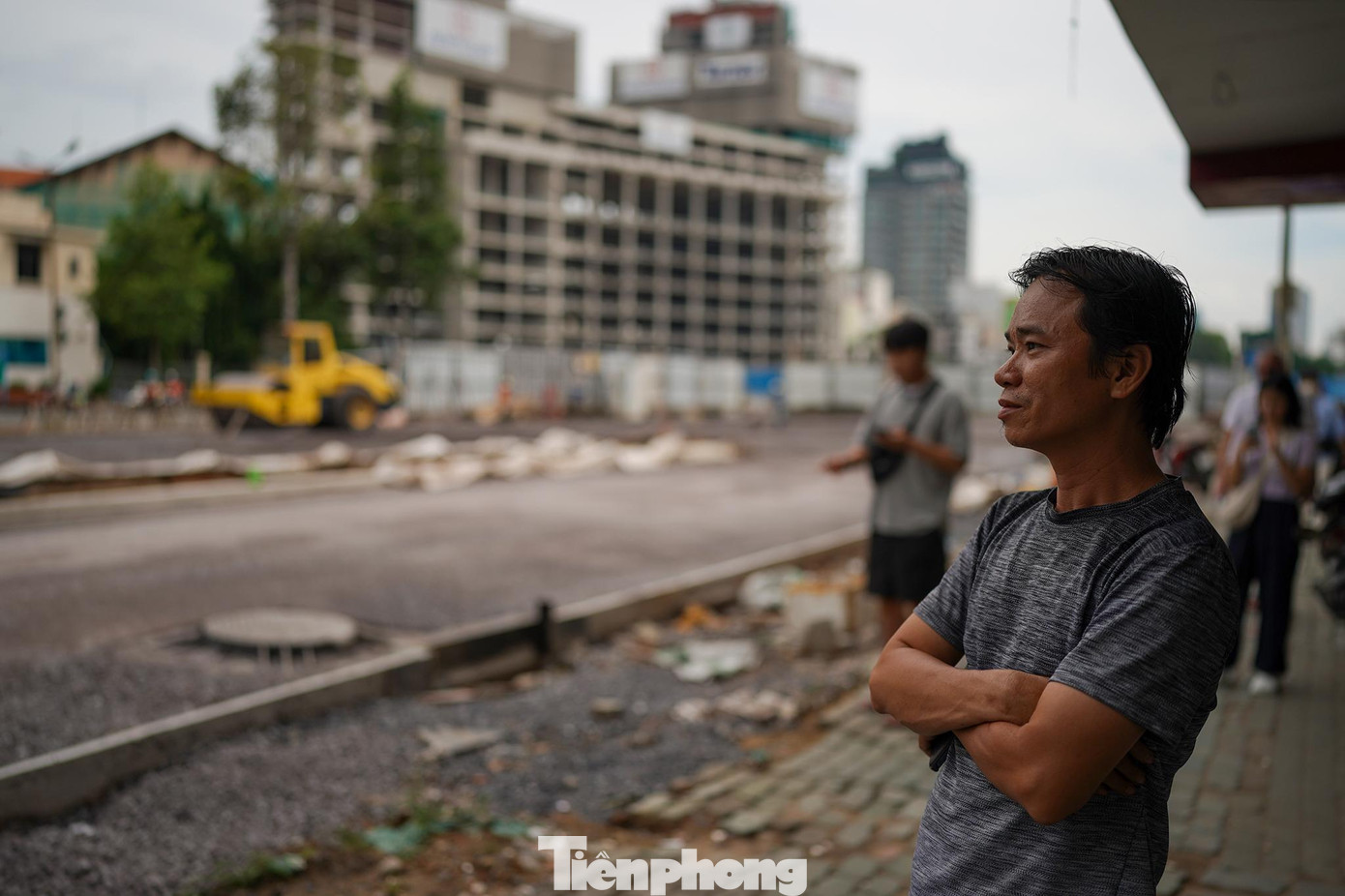 &quot;Tôi về đây kinh doanh gần 2 năm rồi. Tôi thấy đa phần ở đây thuê mặt bằng để kinh doanh. Tôi may mắn hợp tác với chủ nhà nên đỡ được phần chi phí. Tôi thấy mặc dù nhiều chủ mặt bằng chia sẻ với người thuê nhưng rất nhiều người đến rồi đi. Thành phố mở cửa trở lại nhưng khách quốc tế có bao nhiêu người đâu, đến xem rồi đi ra. Nói thẳng doanh thu là con số 0. Thực tế chúng tôi cố gắng duy trì thôi, đừng để lỗ quá nhiều. Hiện tại, tôi chấp nhận đóng tiền mặt bằng, chưa dám đầu tư nhiều, chỉ bán cầm chừng&quot;, anh Phạm Văn Hiếu, chủ hộ kinh doanh, đôi mắt đăm chiêu nhìn về công trình Metro chia sẻ.