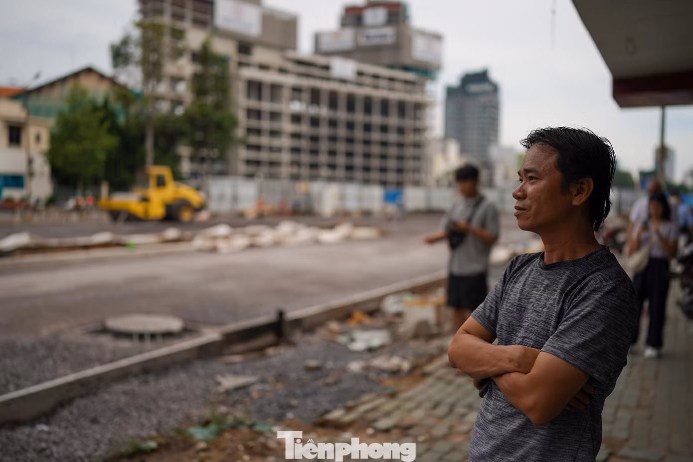 "Tôi về đây kinh doanh gần 2 năm rồi. Tôi thấy đa phần ở đây thuê mặt bằng để kinh doanh. Tôi may mắn hợp tác với chủ nhà nên đỡ được phần chi phí. Tôi thấy mặc dù nhiều chủ mặt bằng chia sẻ với người thuê nhưng rất nhiều người đến rồi đi. Thành phố mở cửa trở lại nhưng khách quốc tế có bao nhiêu người đâu, đến xem rồi đi ra. Nói thẳng doanh thu là con số 0. Thực tế chúng tôi cố gắng duy trì thôi, đừng để lỗ quá nhiều. Hiện tại, tôi chấp nhận đóng tiền mặt bằng, chưa dám đầu tư nhiều, chỉ bán cầm chừng", anh Phạm Văn Hiếu, chủ hộ kinh doanh, đôi mắt đăm chiêu nhìn về công trình Metro chia sẻ.