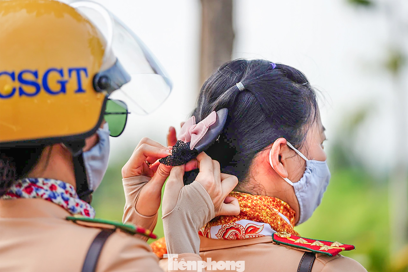 Nhiệm vụ đòi hỏi tính kỷ luật tuyệt đối, sự tập trung cao độ nhưng vẫn không thiếu hình ảnh lãng mạn của người phụ nữ trong sắc phục CSGT. Nhiệm vụ đòi hỏi tính kỷ luật tuyệt đối, sự tập trung cao độ nhưng vẫn không thiếu hình ảnh lãng mạn của người phụ nữ trong sắc phục CSGT.