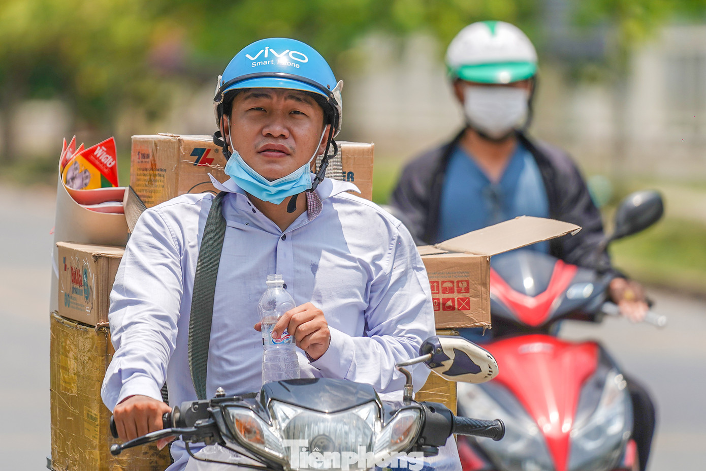 Nhiều người dân vất vả mưu sinh dưới nắng nóng gay gắt.