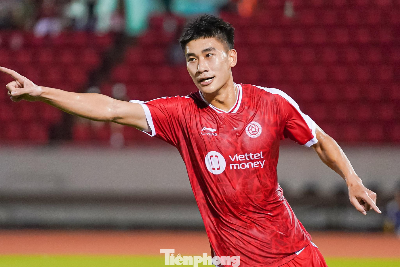 Cuối cùng, trận đấu chính thức kết thúc với tỉ số 5-1, sau khi Danh Trung giữ bóng cho Mạnh Dũng, giúp cầu thủ này đang đà băng tới nhận bóng vượt lên trước và bình tĩnh sửa lòng vào góc xa ở phút 82. Cuối cùng, trận đấu chính thức kết thúc với tỉ số 5-1, sau khi Danh Trung giữ bóng cho Mạnh Dũng, giúp cầu thủ này đang đà băng tới nhận bóng vượt lên trước và bình tĩnh sửa lòng vào góc xa ở phút 82.