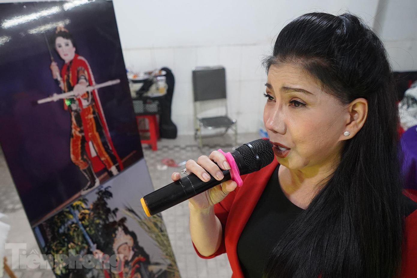 Với đôi mắt rưng buồn, chị cất lời ca tiễn đưa người đồng nghiệp.