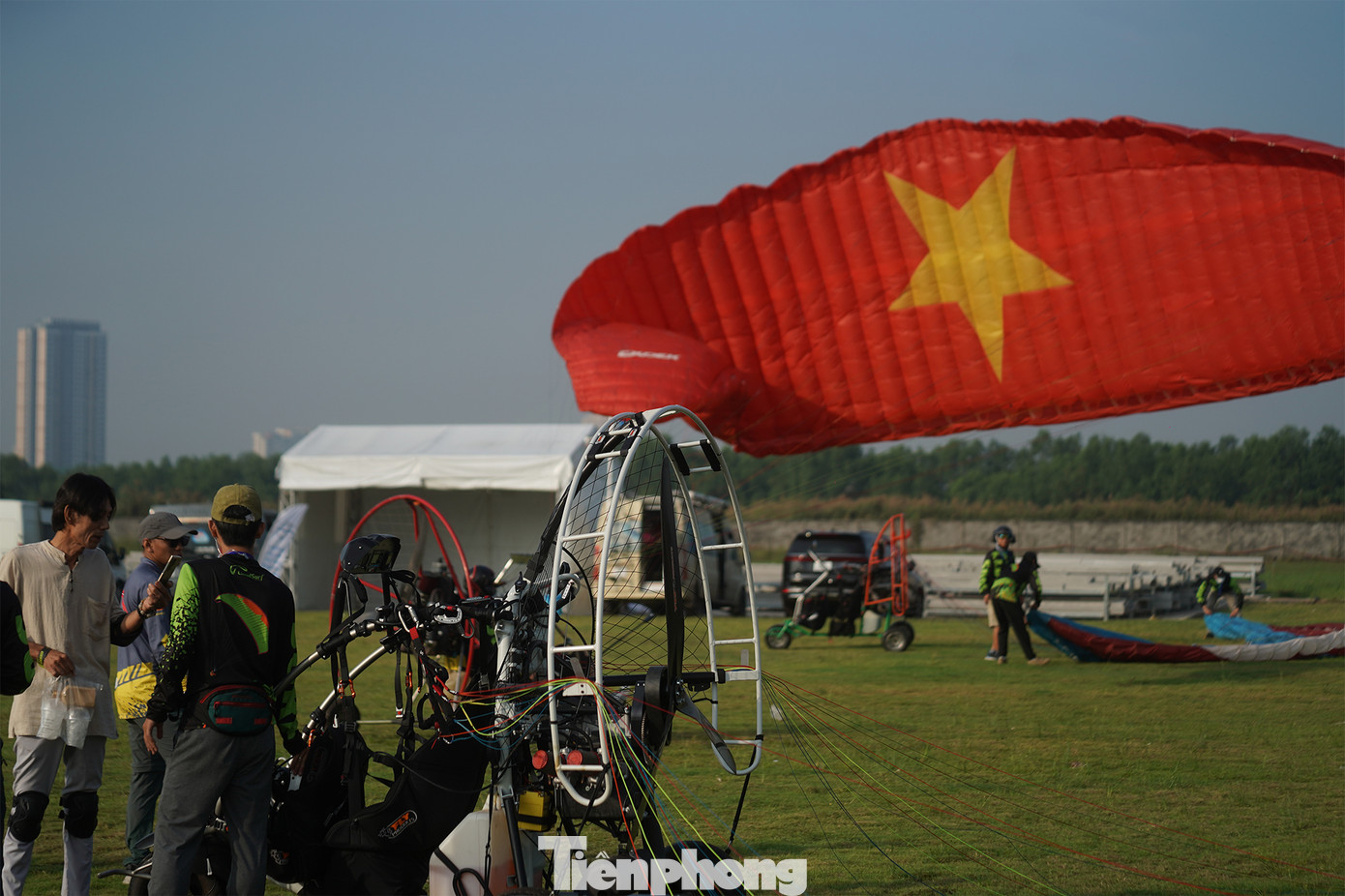 Từ sáng sớm 9/12, các thành viên phục vụ mặt đất của đội bay CloudSurf đã có mặt tại bãi cỏ bên trong công trường khu đô thị The Global City (TP Thủ Đức) để chuẩn bị máy móc phục vụ cho buổi bay.