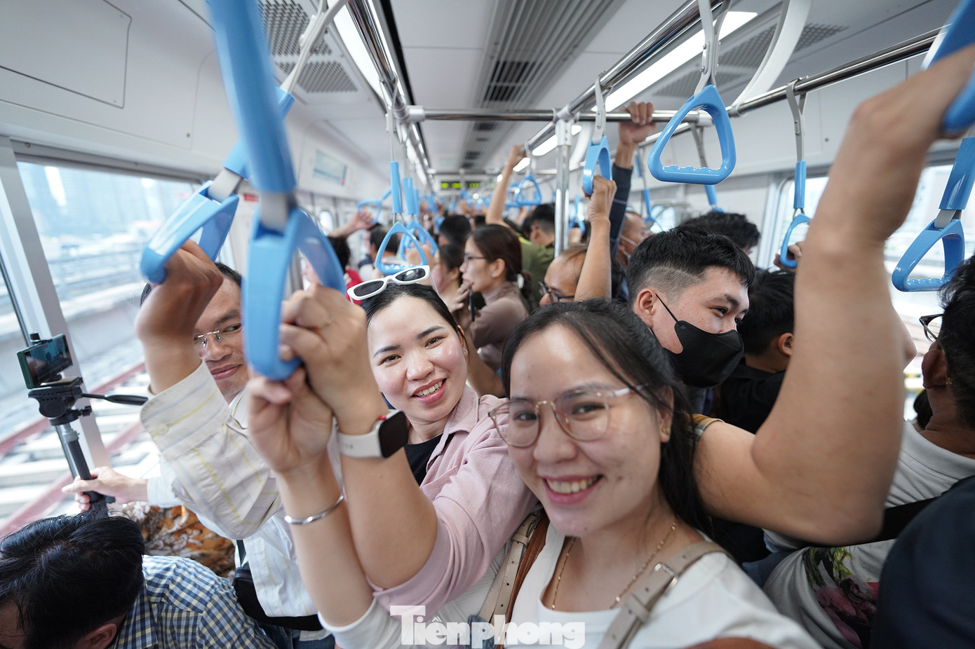 Metro số 1 thu hút giới trẻ đến trải nghiệm. Toàn tuyến metro số 1 có 17 đoàn tàu, mỗi đoàn tàu có 3 toa dài 61,5m, có thể chở 930 khách. Trong đó, có 147 khách ngồi và 783 khách đứng. Tốc độ tối đa theo thiết kế là 110km/h (đoạn trên cao) và 80km/h (đoạn hầm).