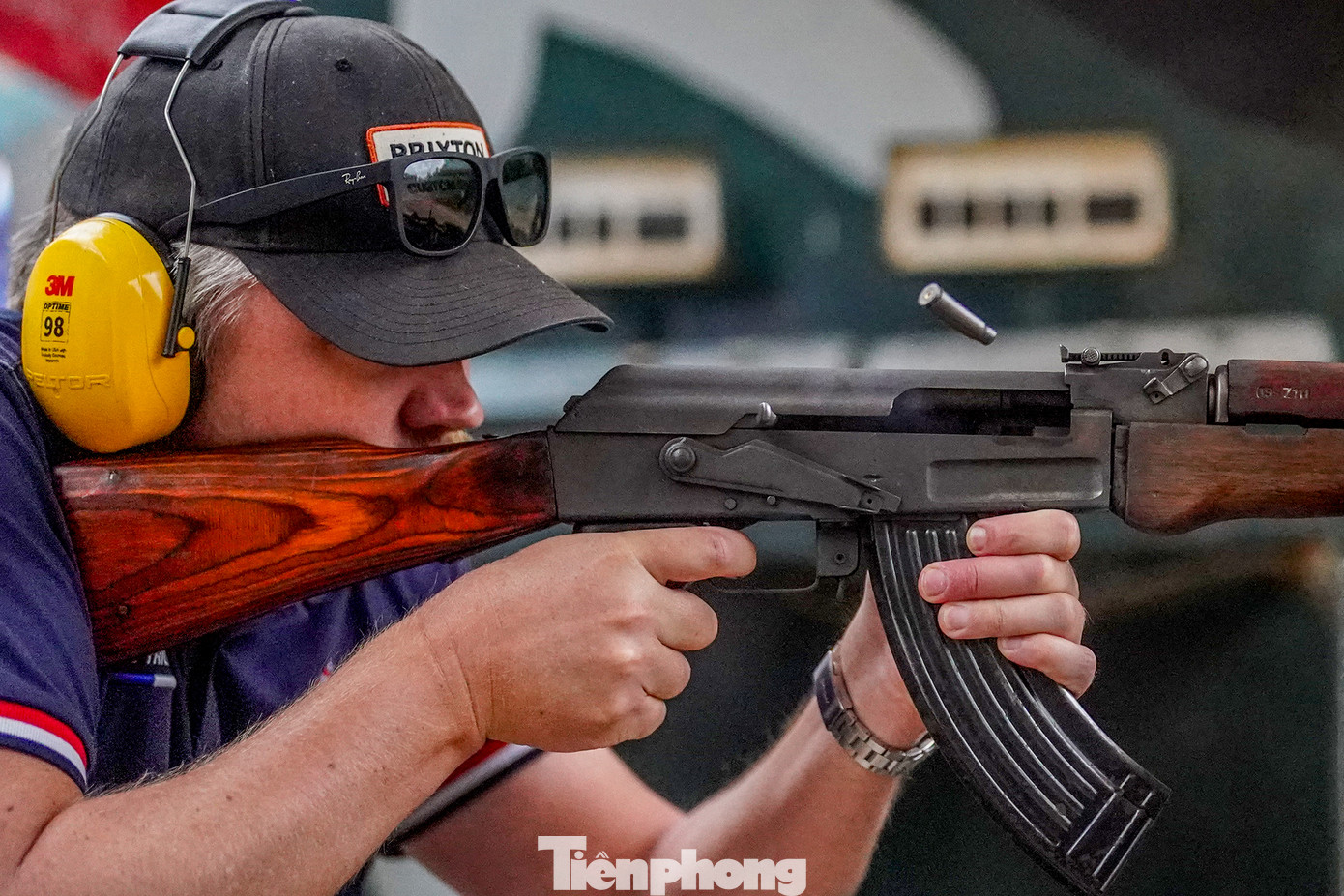 Du khách Tomas Wilson cùng bạn đến từ Australia chia sẻ: "Đây là lần đầu tiên tôi bắn súng thật, tôi đã bắn 10 phát súng AK47. Chắc chắn tôi sẽ quay lại nơi đây lần nữa vì được trải nghiệm môn thể thao hấp dẫn này".