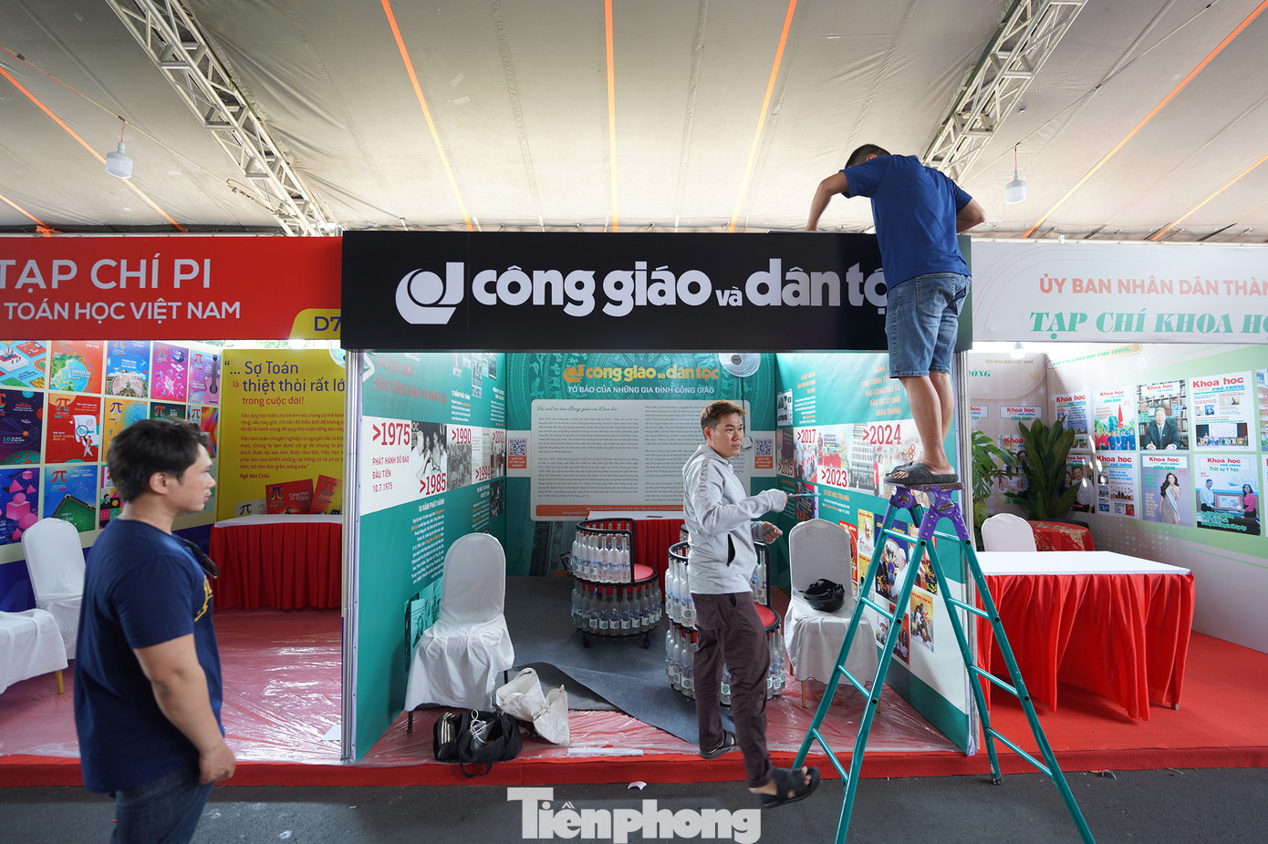 Ngoài các gian hàng triển lãm báo, Hội Báo năm 2024 lần đầu tiên tổ chức "Diễn đàn báo chí toàn quốc" với các hoạt động nghiệp vụ quy mô, tầm vóc, cùng với sự tham dự của hơn 60 diễn giả là các nhà báo dày dạn kinh nghiệm, lãnh đạo cơ quan báo chí hàng đầu Việt Nam, các chuyên gia truyền thông quốc tế uy tín.