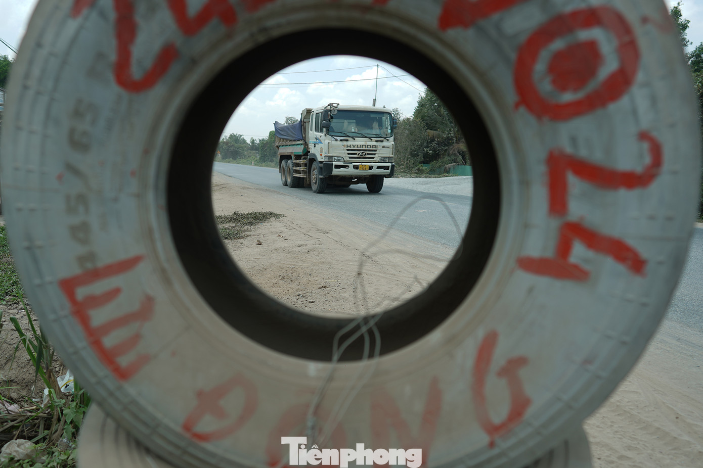 Ban ngày, ồn ào nhất là khu vực ấp 2, ấp 4, xã Thạnh Lợi (Bến Lức) và khu vực dốc cầu Đức Hòa thuộc ấp 1B và ấp 2, xã Hựu Thạnh (huyện Đức Hòa). Hai khu vực trên tồn tại 12 bãi cát “hoành tráng” đang được đoàn xe vận chuyển liên tục không có thời gian ngơi nghỉ. Ban ngày, ồn ào nhất là khu vực ấp 2, ấp 4, xã Thạnh Lợi (Bến Lức) và khu vực dốc cầu Đức Hòa thuộc ấp 1B và ấp 2, xã Hựu Thạnh (huyện Đức Hòa). Hai khu vực trên tồn tại 12 bãi cát “hoành tráng” đang được đoàn xe vận chuyển liên tục không có thời gian ngơi nghỉ.