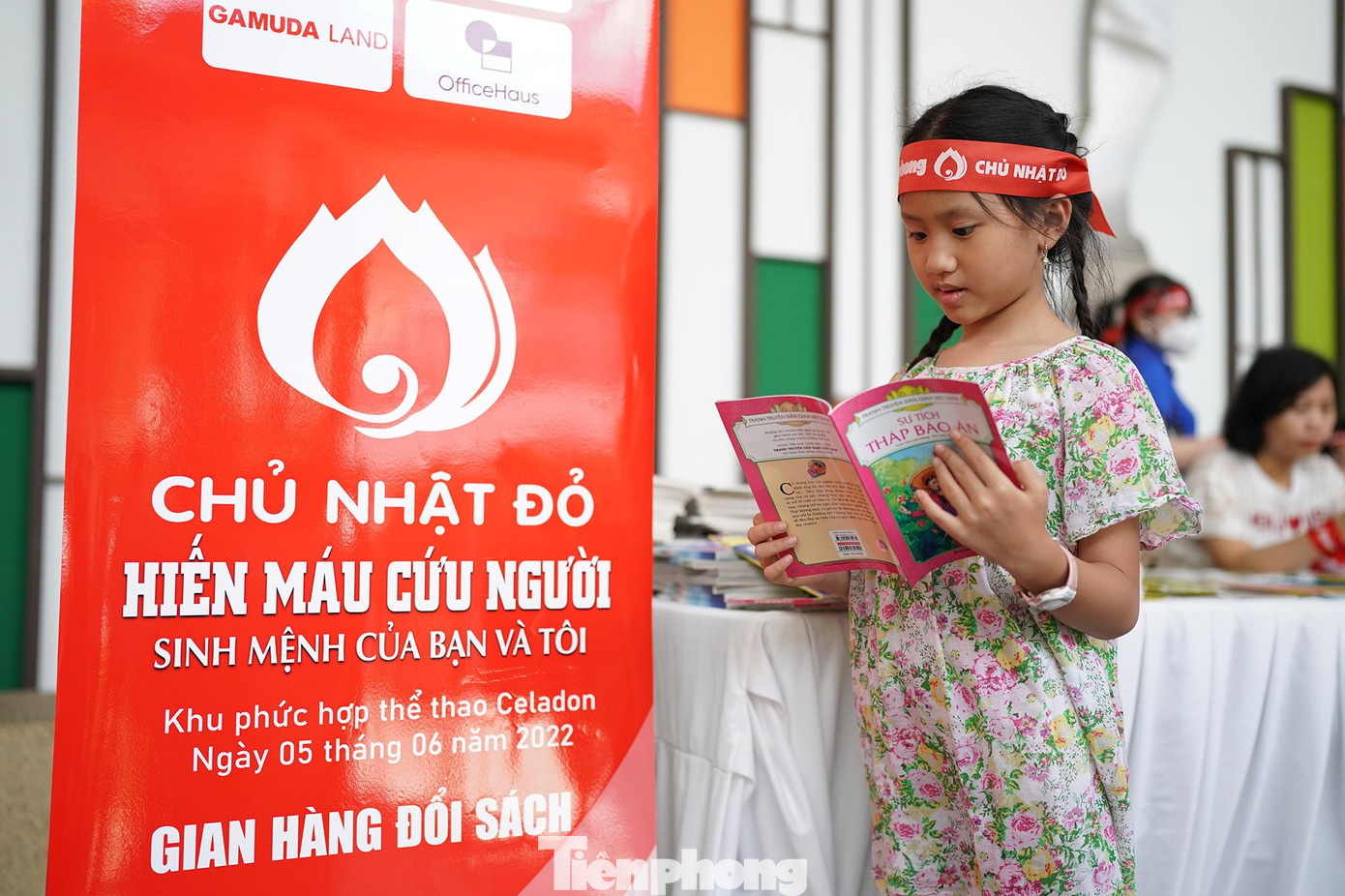 Bé Bùi Gia Hân, học lớp 2 trường tiểu học Tân Hương say sưa đọc quyển sách sau khi đổi được. &quot;Con theo ba mẹ đi hiến máu, ba mẹ đang đăng ký, con đứng đây đọc sách đợi ạ&quot;, Gia Hân lễ phép nói.
