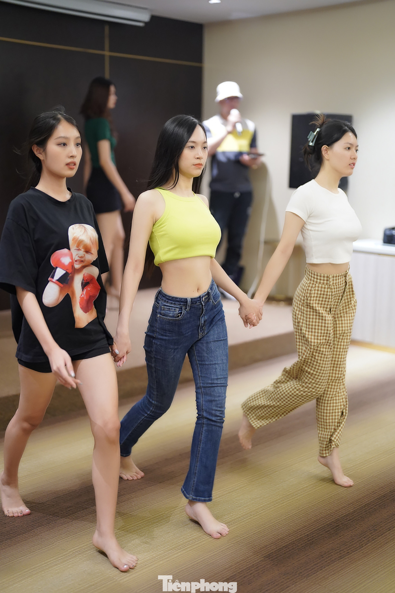 Cận vòng eo ấn tượng của Á hậu Trịnh Thùy Linh khi sải bước cùng Giáng My (trái) - Top 10 Hoa hậu Việt Nam, người đẹp có vòng eo nhỏ nhất cuộc thi và Nguyễn Hoàng Yến.