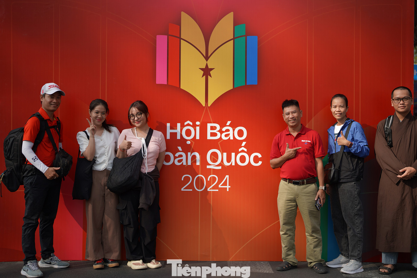 Góc chụp ảnh tại Hội báo thu hút khá đông khách tham quan.