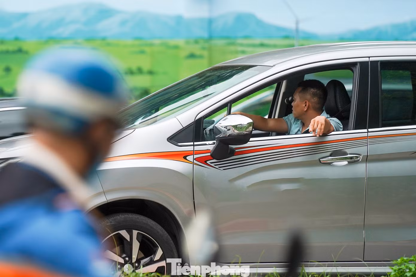 Trong lúc chờ đèn đỏ, một bác tài tranh thủ ngắm bức bích họa rồi nói: "Không ngờ Việt Nam mình nhiều cảnh đẹp quá".