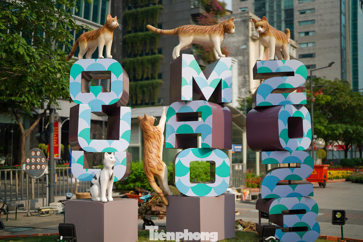Tại đường hoa Tết Quý Mão, 70 hình ảnh linh vật mèo được cách điệu thể hiện đa dạng về kích thước (thấp nhất 0,6m, cao nhất 5,5m), về chất liệu từ mút xốp, sắt, sơn mỹ thuật, phủ mùn cưa, giả đất nung đến ốp hoa tươi…