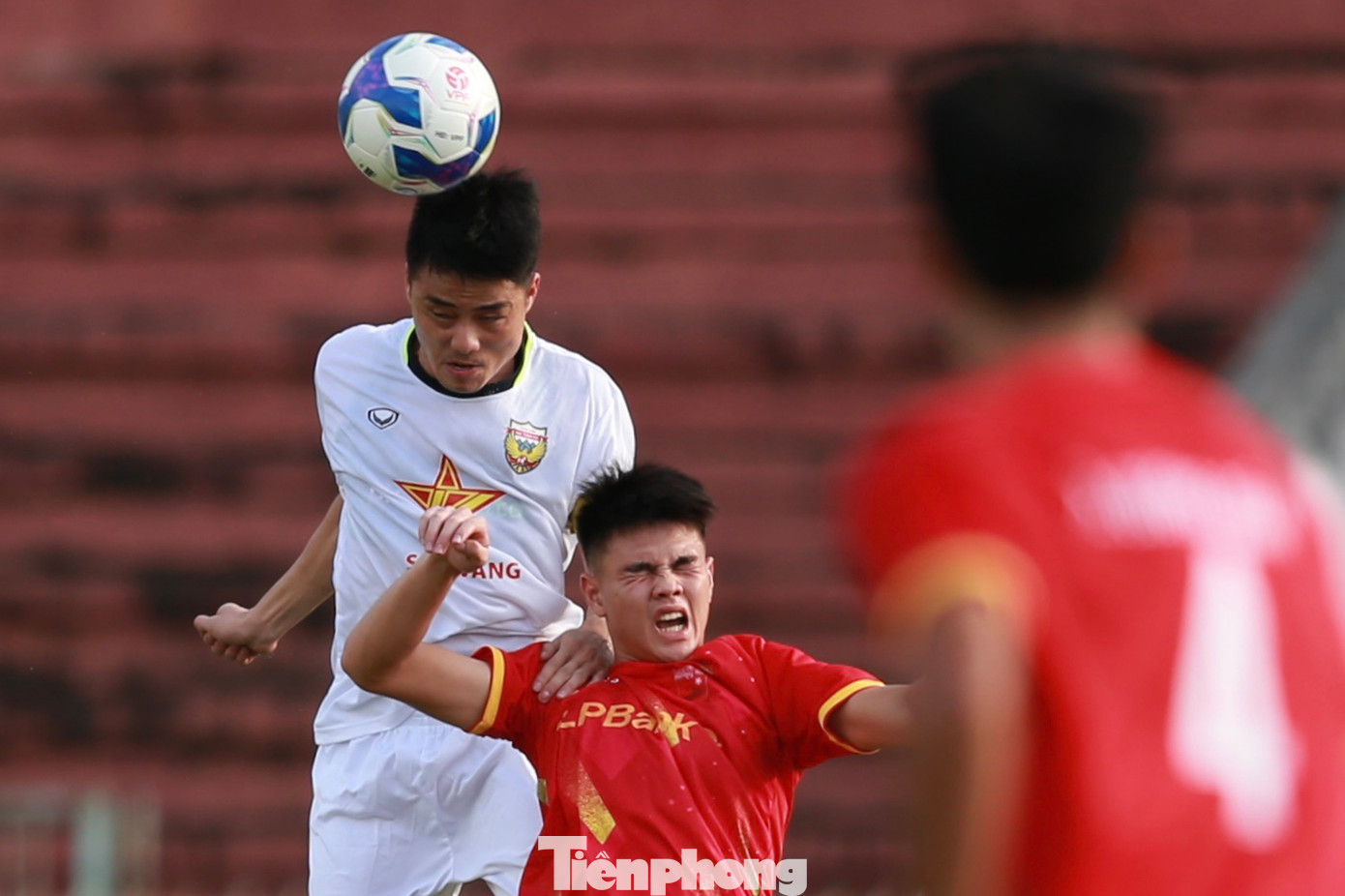 Với bộ khung là những cầu thủ trẻ thuộc "lò" đào tạo HAGL, CLB Long An không đủ trình độ đấu tay đôi với CLB Hà Tĩnh - đội bóng vừa xuống hạng V-League - dù được chơi trên sân nhà. Không có Xuân Trường, Trọng Hoàng trong đội hình xuất phát nhưng Hà Tĩnh vẫn dễ dàng chiếm lĩnh thế trận, làm chủ khu trung tuyến và dâng cao đội hình tấn công lấn lướt đối phương.
