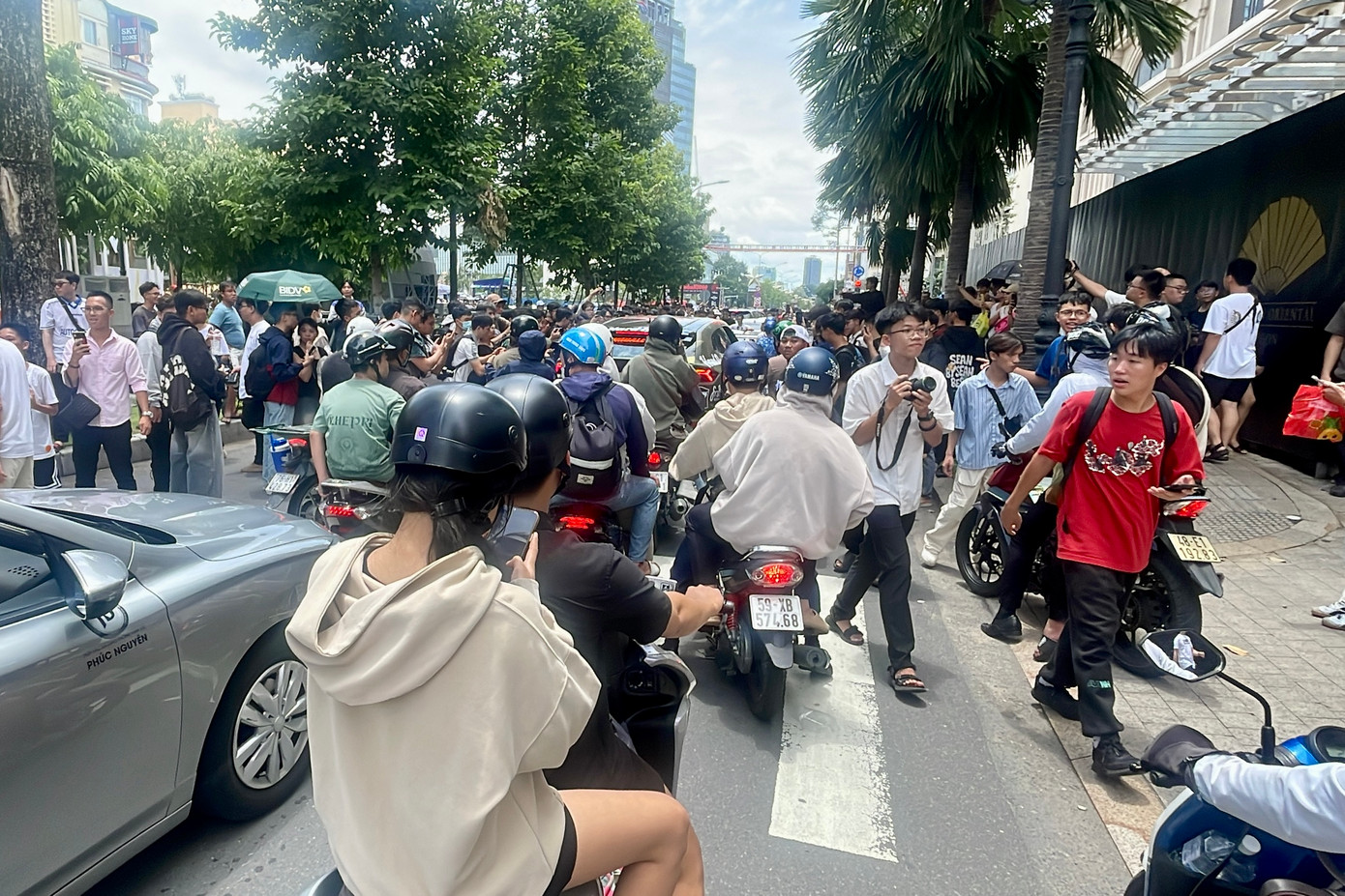 Đám đông vây kín trục đường Lê Lợi, đoạn rẽ phải từ hướng đường Đồng Khởi. Khu vực này nằm ngoài khu vực diễn ra sự kiện nên đám đông gây khá nhiều khó khăn cho dòng phương tiện lưu thông hướng về chợ Bến Thành.