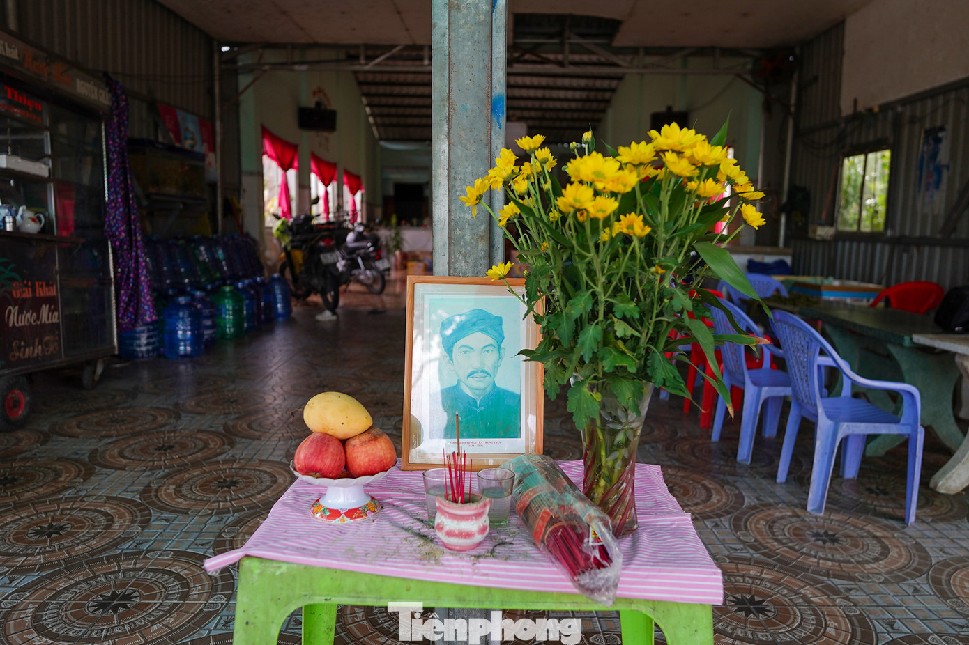 Bên trong Khu di tích lịch sử Vàm Nhựt Tảo, đông đảo người dân từ nhiều tỉnh, thành phố khác nhau đã tham dự lễ giỗ Anh hùng dân tộc Nguyễn Trung Trực. Nhiều gia đình người dân sống gần khu di tích cũng đặt bàn thờ ngay trước nhà để tưởng nhớ người anh hùng dân tộc. Bên trong Khu di tích lịch sử Vàm Nhựt Tảo, đông đảo người dân từ nhiều tỉnh, thành phố khác nhau đã tham dự lễ giỗ Anh hùng dân tộc Nguyễn Trung Trực. Nhiều gia đình người dân sống gần khu di tích cũng đặt bàn thờ ngay trước nhà để tưởng nhớ người anh hùng dân tộc.