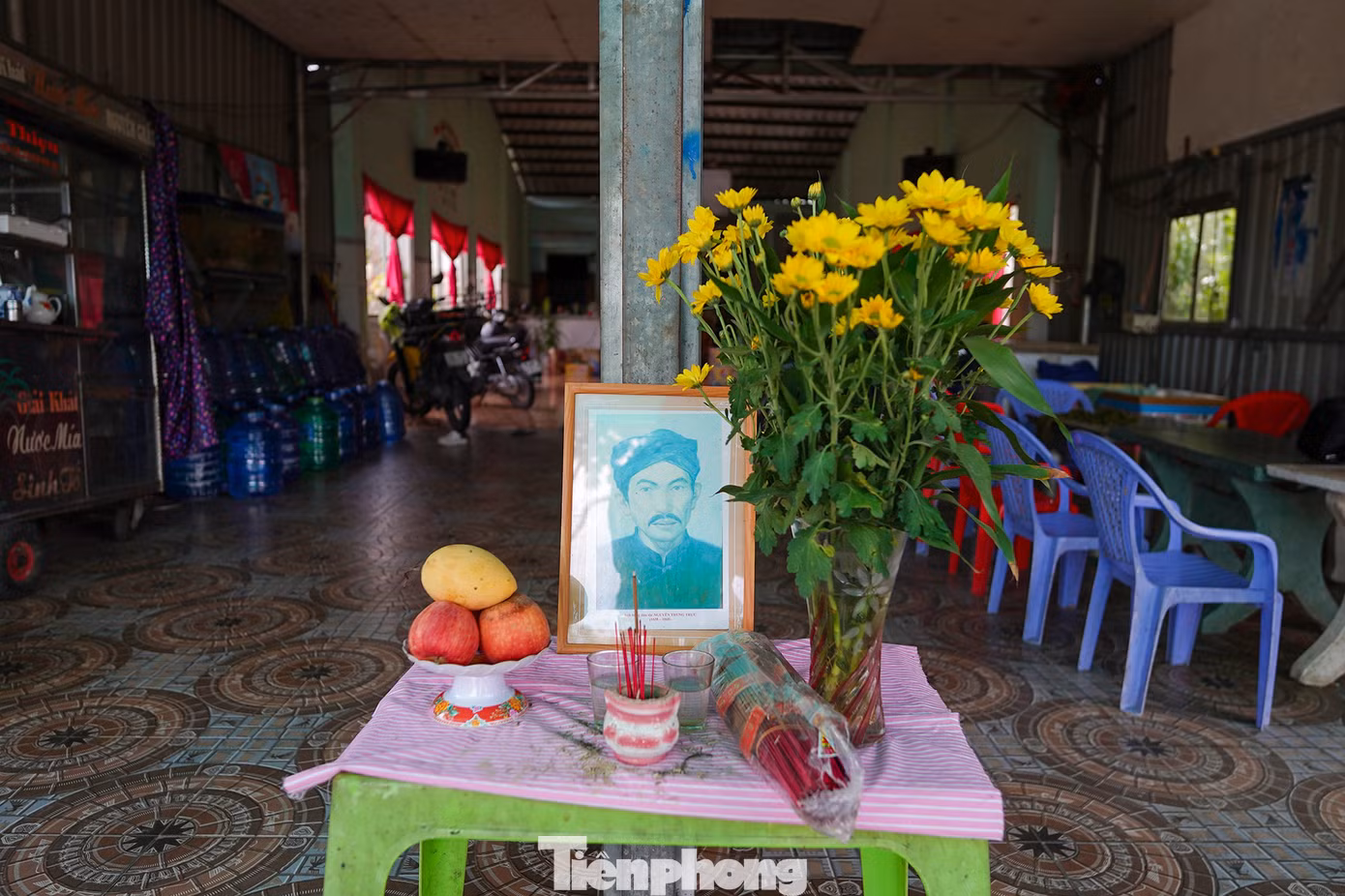 Bên trong Khu di tích lịch sử Vàm Nhựt Tảo, đông đảo người dân từ nhiều tỉnh, thành phố khác nhau đã tham dự lễ giỗ Anh hùng dân tộc Nguyễn Trung Trực. Nhiều gia đình người dân sống gần khu di tích cũng đặt bàn thờ ngay trước nhà để tưởng nhớ người anh hùng dân tộc.