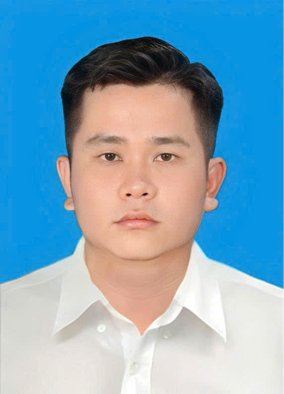 Gương mặt thứ 9 là anh Nguyễn Duy Phong - Giám đốc HTX sản xuất thương mại dịch vụ nông nghiệp công nghệ cao Phước Điền ở huyện Cần Giuộc đã thành công khi nâng tầm nông nghiệp truyền thống. Với hàng ngàn đơn hàng mỗi ngày, tương đương trên, dưới 1.200 chậu lan được tiêu thụ, anh Phong không chỉ duy trì hiệu quả HTX, mà còn kết nối đầu ra cho hơn 10 vườn lan tại địa phương với 6,5 hecta lan dendro và nhiều loại lan khác.