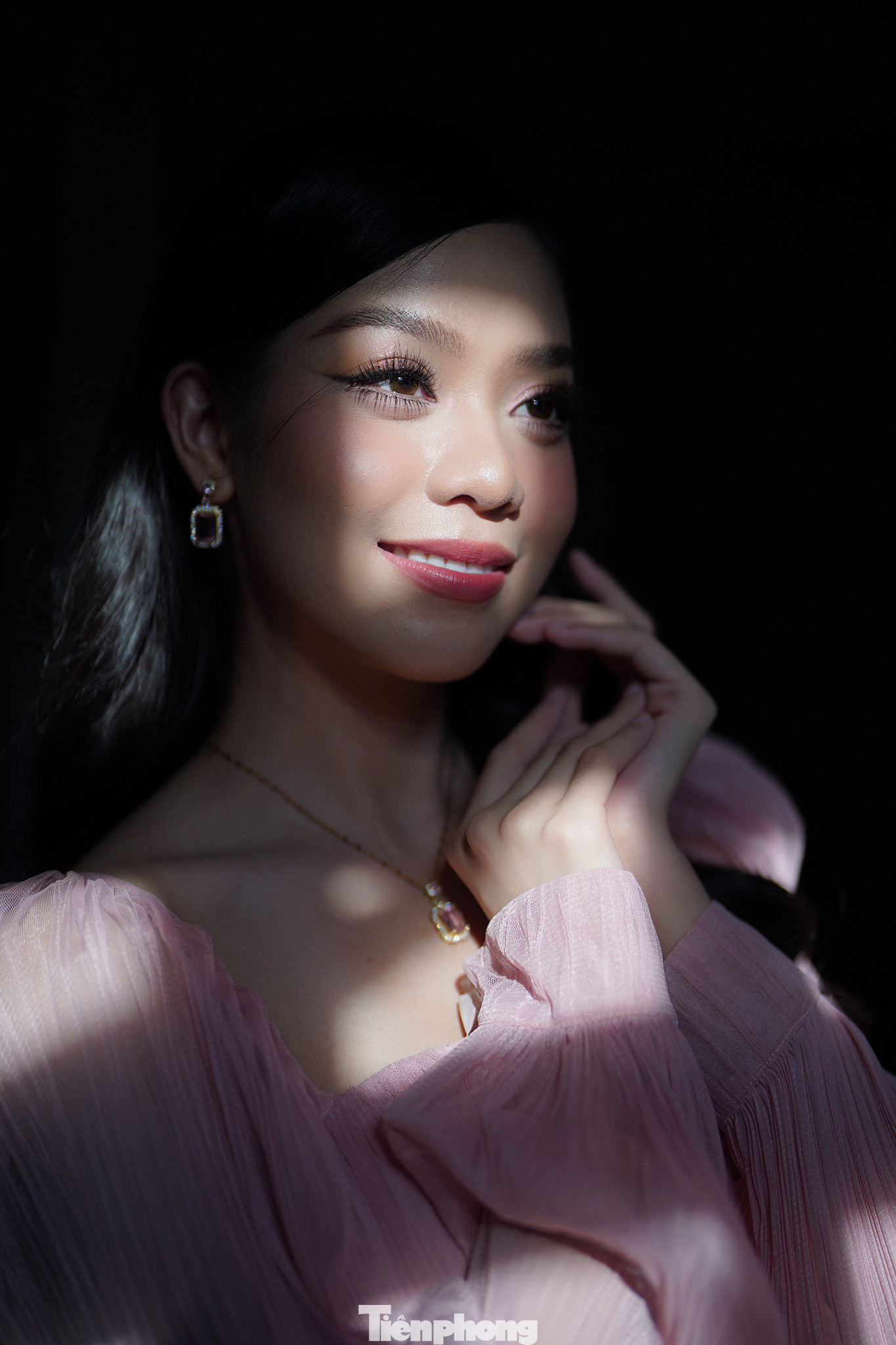 So với thời điểm mới đăng quang, Thanh Thủy ngày càng thay đổi theo hướng gợi cảm và trưởng thành. Đối diện bình luận chê bai, người đẹp nói: "Xứng đáng hay không xứng đáng thời gian sẽ trả lời. Tôi hiện cố gắng làm tốt sứ mệnh, thay đổi một cách từ từ, không ép mình phải thay đổi một cách quá mức".