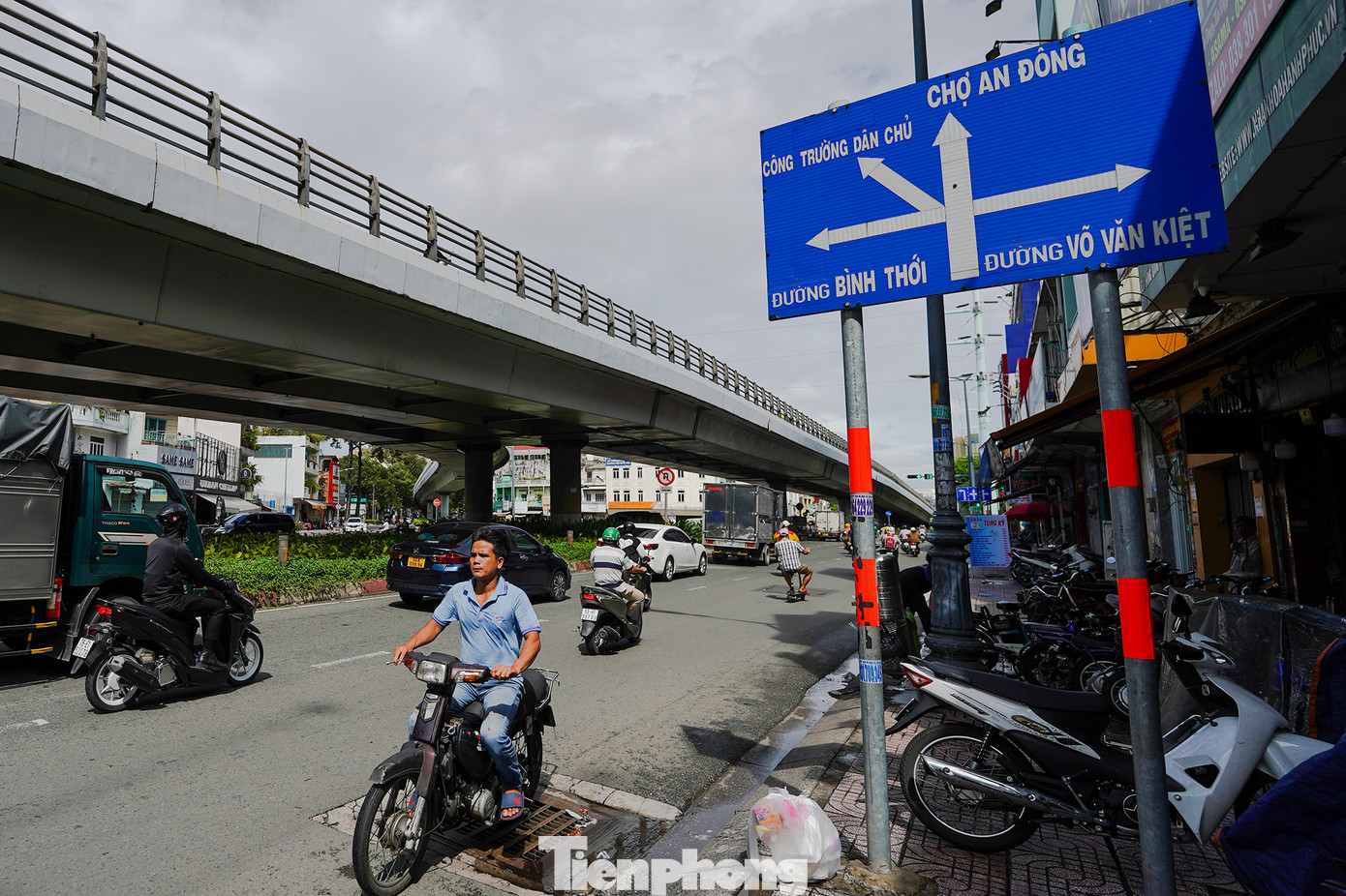 Nút giao thông vòng xoay Cây Gõ - Phú Lâm là nút giao thông trục chính kết nối từ các tỉnh miền Tây vào trung tâm thành phố, luôn trong tình trạng quá tải về lưu lượng và rất dễ ùn tắc giao thông, nhất là trong giờ cao điểm.