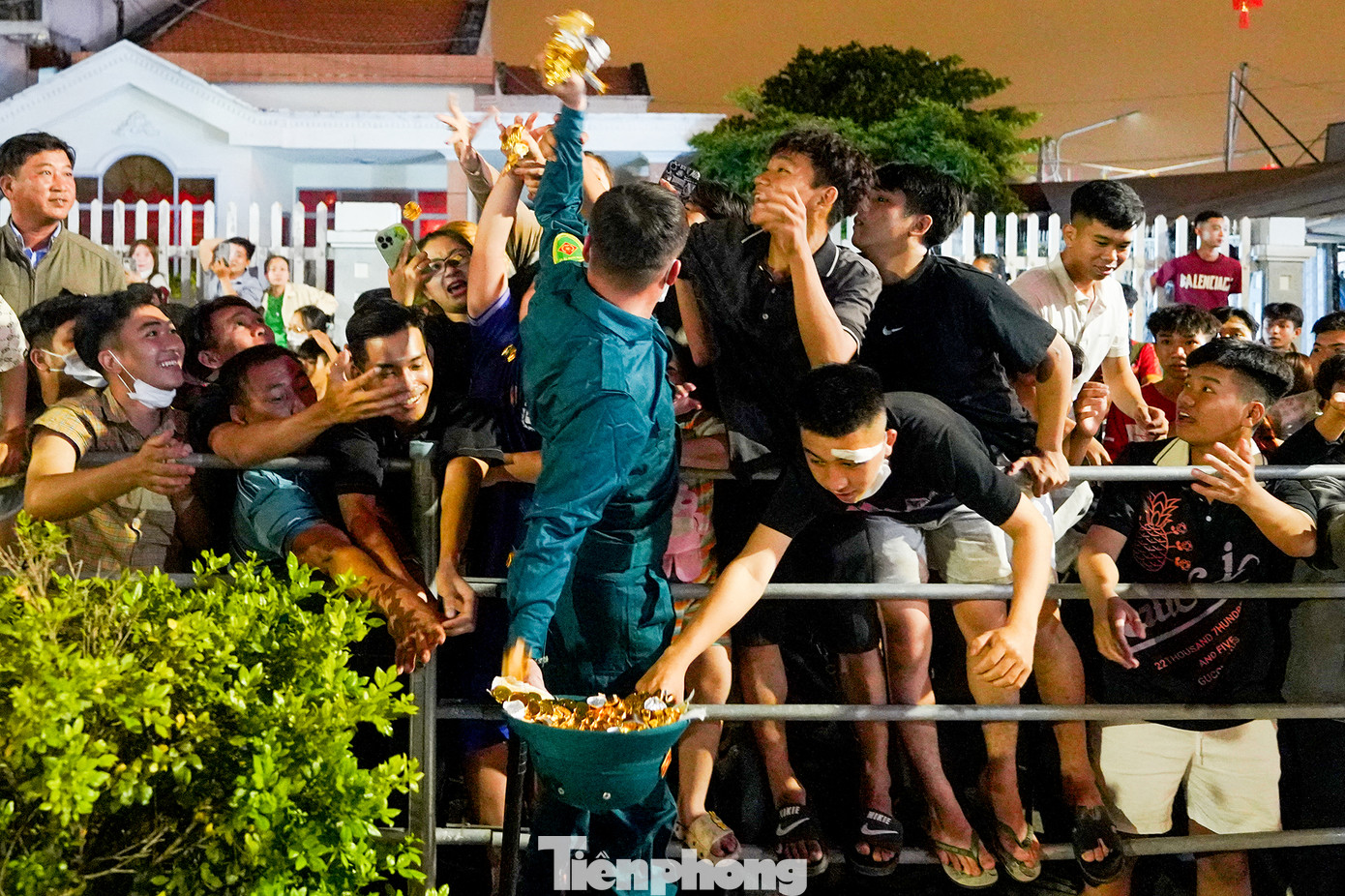 BTC lễ hội nhằm tránh tình trạng chen lấn tranh cướp lộc đã bố trí lực lượng hỗ trợ người dân. Những mâm bánh công phu do người dân địa phương chuẩn bị trước đó được rước về đình. Năm Ất Tỵ, hình tượng con rắn được sử dụng phổ biến trong tạo hình bánh.