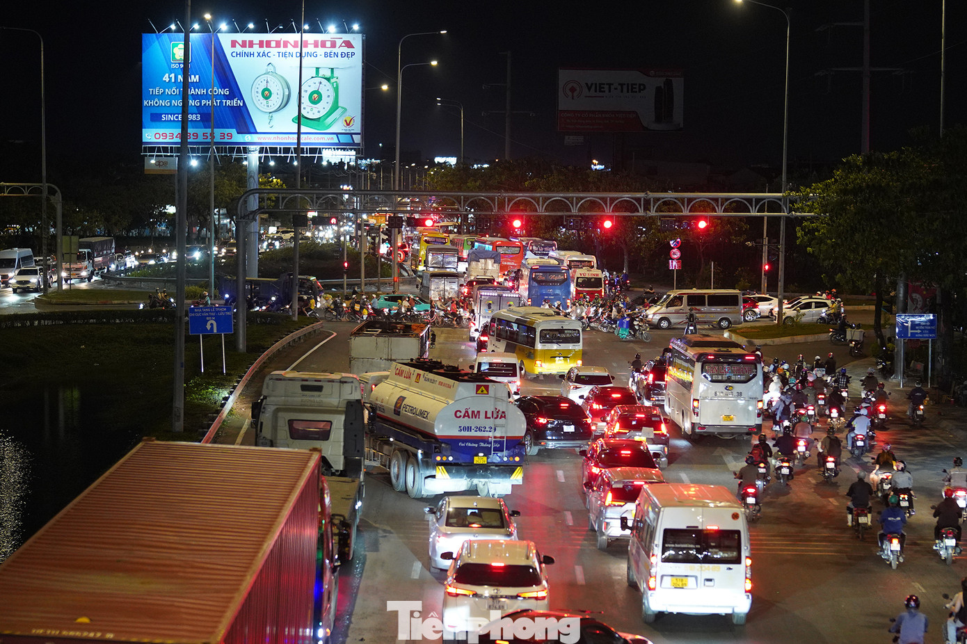 Từ cầu vượt vào đại lộ Võ Văn Kiệt, phương tiện nối nhau kéo dài cho đến ranh giới TPHCM - Long An (đoạn vào huyện Bến Lức). Trong ảnh ngay đoạn đèn tín hiệu, dòng phương tiện nối nhau thành hàng dài hướng lên cầu Bình Điền. Từ cầu vượt vào đại lộ Võ Văn Kiệt, phương tiện nối nhau kéo dài cho đến ranh giới TPHCM - Long An (đoạn vào huyện Bến Lức). Trong ảnh ngay đoạn đèn tín hiệu, dòng phương tiện nối nhau thành hàng dài hướng lên cầu Bình Điền.