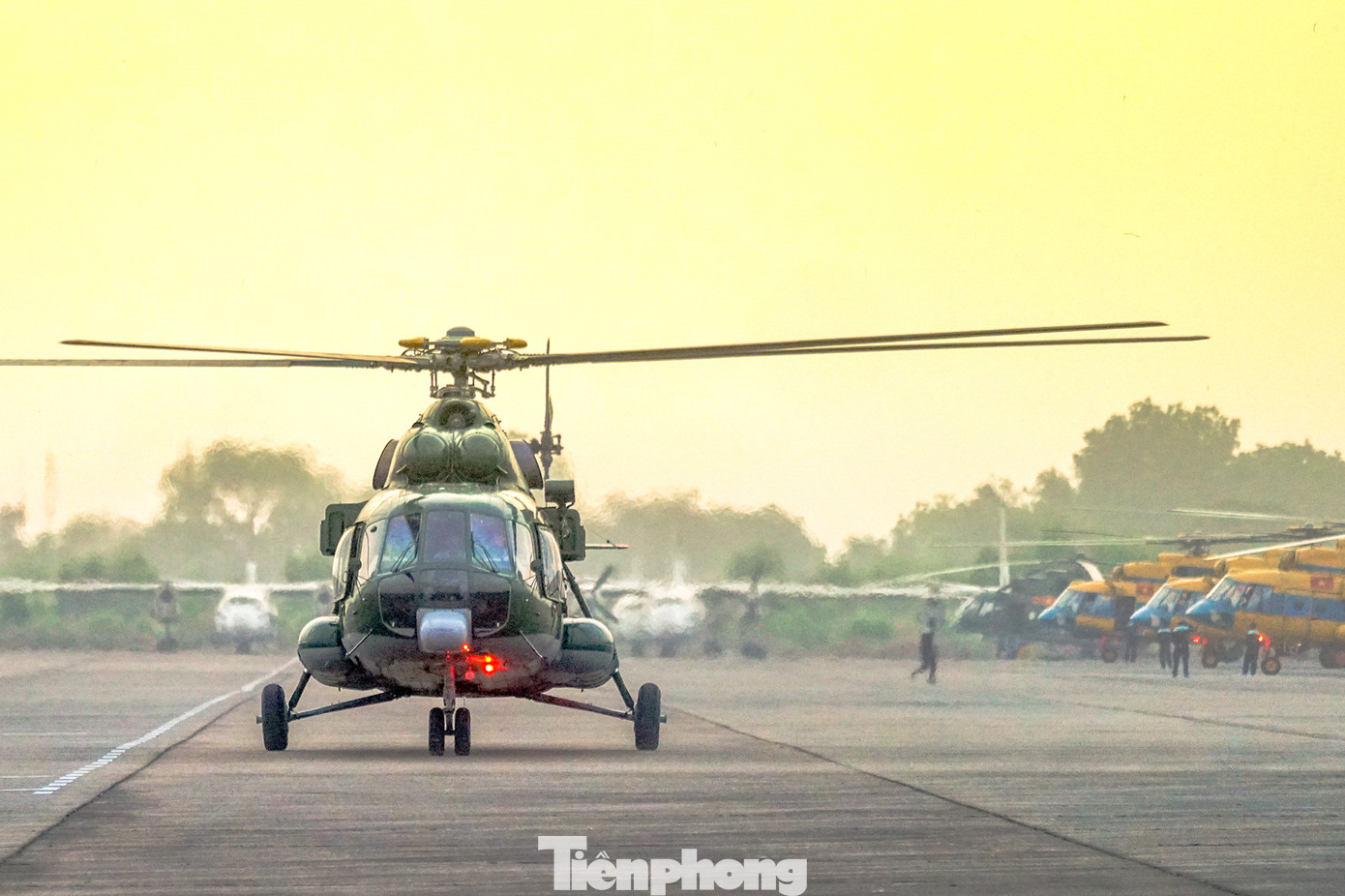 Để chuẩn bị cho lễ diễu binh tại TPHCM vào sáng 30/4, từ đầu tháng 3, nhiều trực thăng cùng phi công đến từ các đơn vị không quân trên cả nước đã tập trung tại sân bay Biên Hòa (Đồng Nai) tham gia công tác hợp luyện.