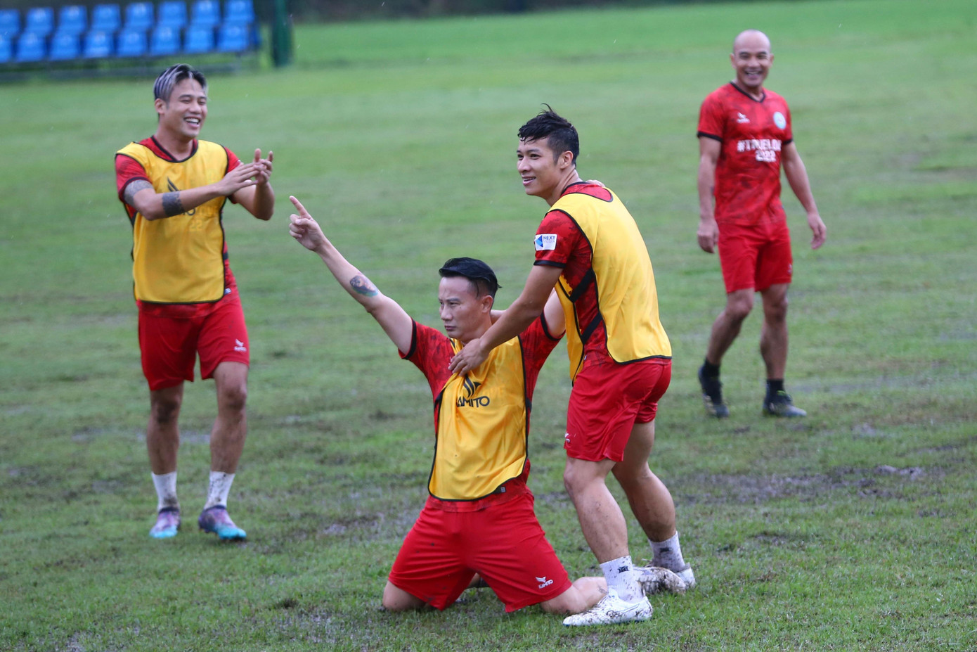 Ca sĩ Hoàng Bách quẩy tưng với pha ăn mừng ghi bàn.