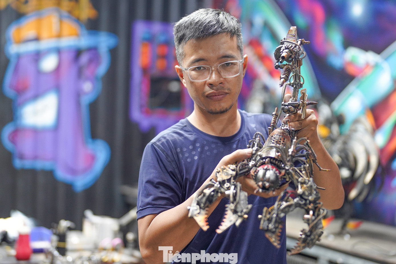 Sản phẩm "lồng đèn linh kiện" của xưởng khá đa dạng. Trong đó, có nhiều tác phẩm với độ khó cực cao, đòi hỏi các chi tiết cực chuẩn xác khi gia công. Sản phẩm "lồng đèn linh kiện" của xưởng khá đa dạng. Trong đó, có nhiều tác phẩm với độ khó cực cao, đòi hỏi các chi tiết cực chuẩn xác khi gia công.