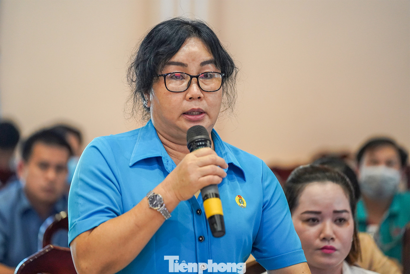 &quot;Hiện nay, trên địa bàn tỉnh Long An nói chung, trong các khu công nghiệp nói riêng có nhiều DN ngưng hoạt động sản xuất kinh doanh, chủ doanh nghiệp bỏ trốn …dẫn đến tình trạng hàng ngàn lao động bị nợ lương và BHXH. Từ đó quyền lợi của NLĐ bị xâm phạm nghiêm trọng, vì không chốt được sổ BHXH, không được BHXH giải quyết chế độ ốm đau, thai sản…. Đề nghị Quốc hội, Chính phủ và các ngành chức năng có giải pháp giải quyết chế độ cho NLĐ khi chủ DN bỏ trốn, cụ thể là chốt được sổ BHXH để NLĐ làm các thủ tục hưởng chế độ BHXH theo quy định&quot;, bà Bùi Thị Ngọc Trang, Chủ tịch Công đoàn các KCN tỉnh Long An nêu vấn đề.