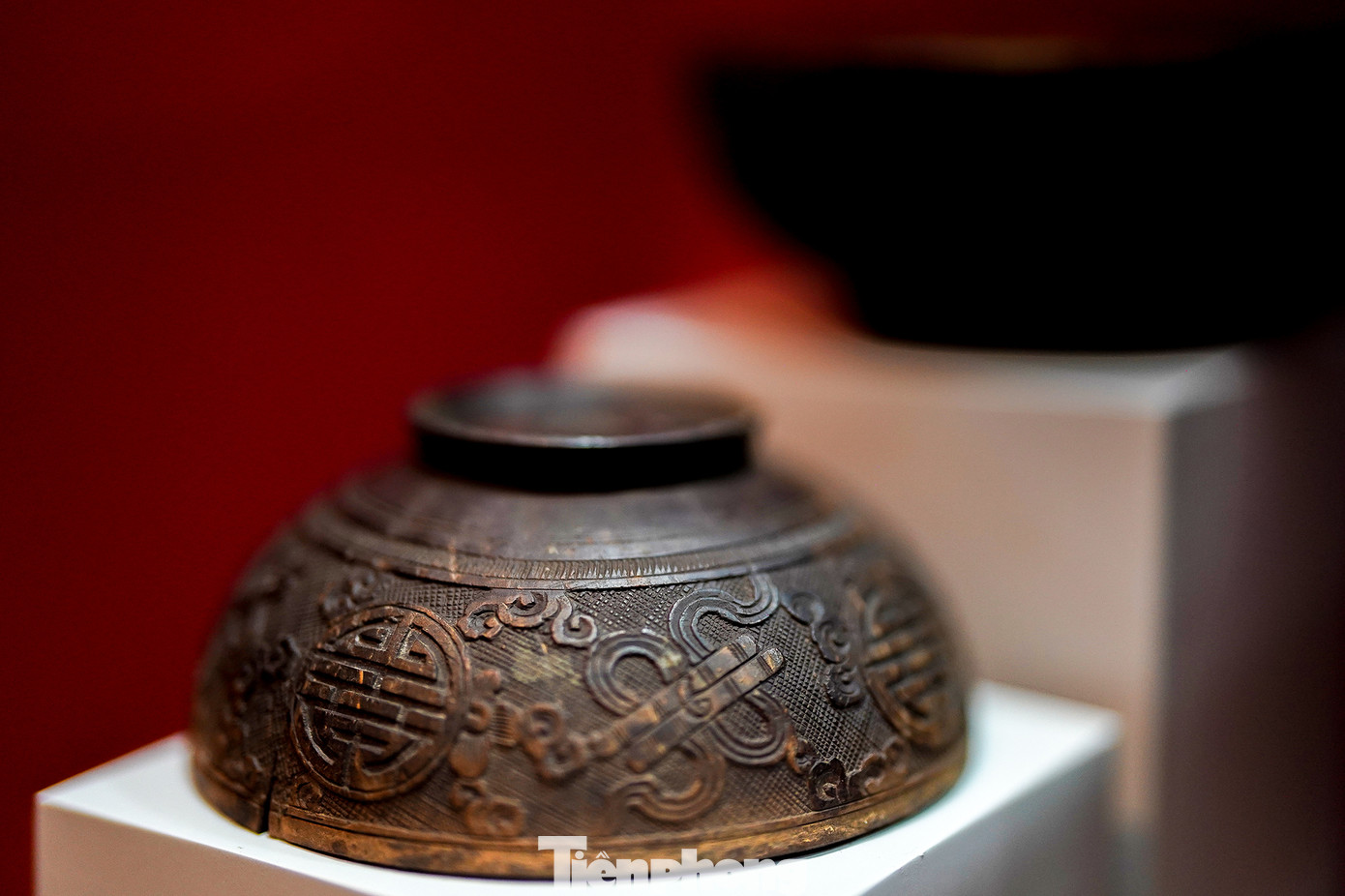 Triển lãm về đồ gỗ thời Nguyễn là một trong các trưng bày hiếm hoi không chỉ của Bảo tàng Lịch sử TPHCM, mà còn đối với mọi bảo tàng ở Việt Nam cũng như trong khu vực. Bởi tính chất không bền bỉ, hay bị mối mọt và nguy cơ hỏa hoạn tàn phá nên nhiều tác phẩm gỗ cổ xưa không còn tồn tại hoặc ít giữ được vẻ nguyên vẹn, hoàn hảo.