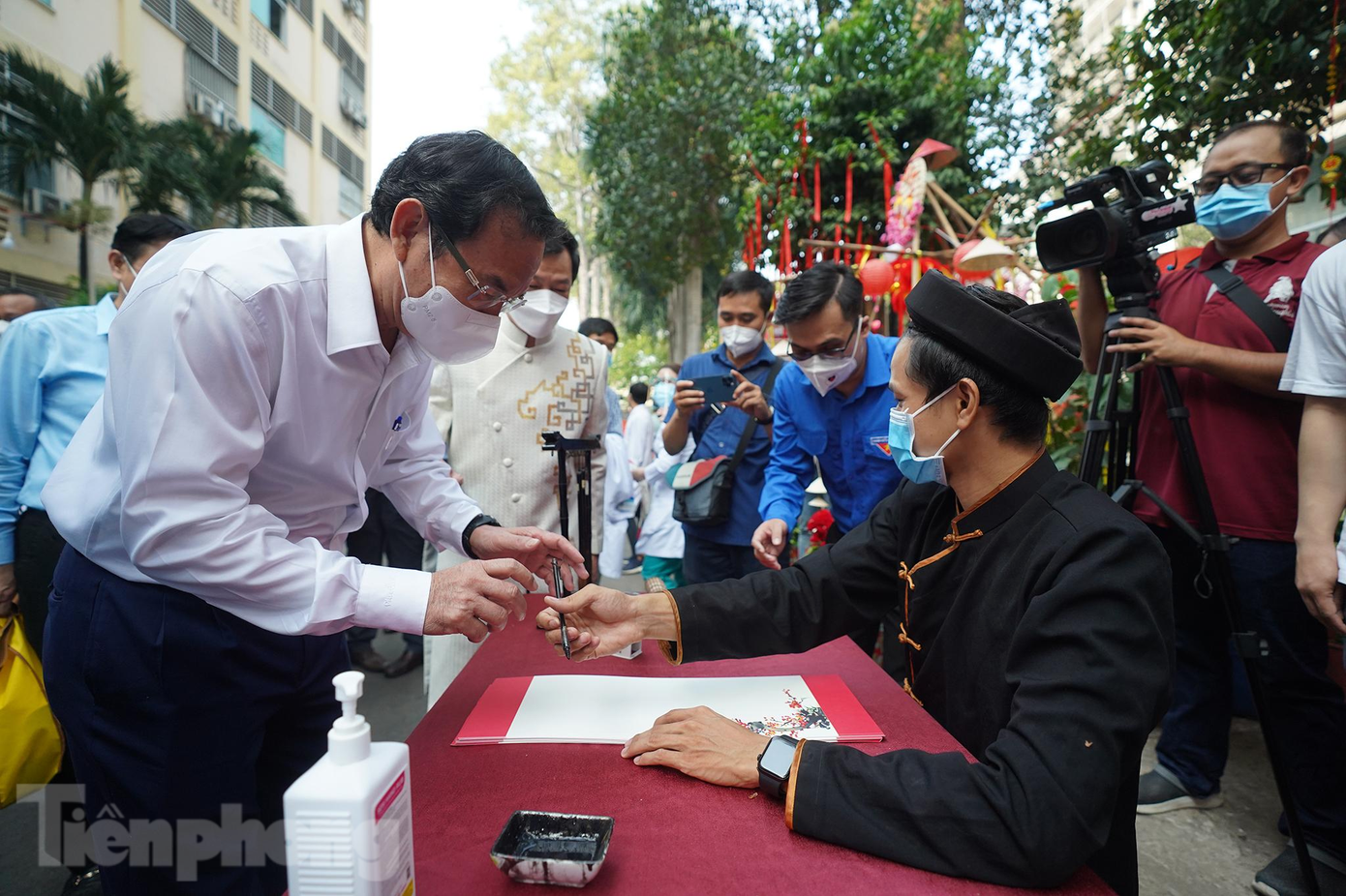 Ông Nên mượn bút, tự tay viết hai chữ "tri ân"