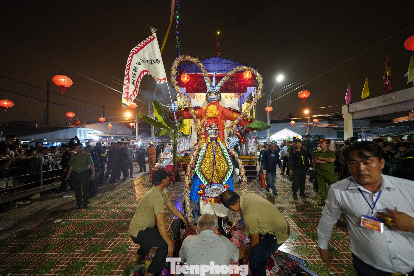 Xô giàn là nghi thức quan trọng nhất trong lễ hội Làm Chay, mang ý nghĩa tiễn đưa cô hồn. Sau nghi thức này, hình Ông Tiêu cùng vàng mã được đốt. Tượng Tiêu Diện Đại Sĩ (là hóa thân của Bồ Tát Quán Thế Âm, chuyên hàng phục quỷ yêu và cứu độ chúng sinh) được đoàn rước trang trọng thỉnh từ chùa Ông đến giàn ông Tiêu tại sân Đình Tân Xuân, đi kèm với đoàn lân, cờ, lọng… tạo nên khung cảnh linh thiêng và uy nghiêm.