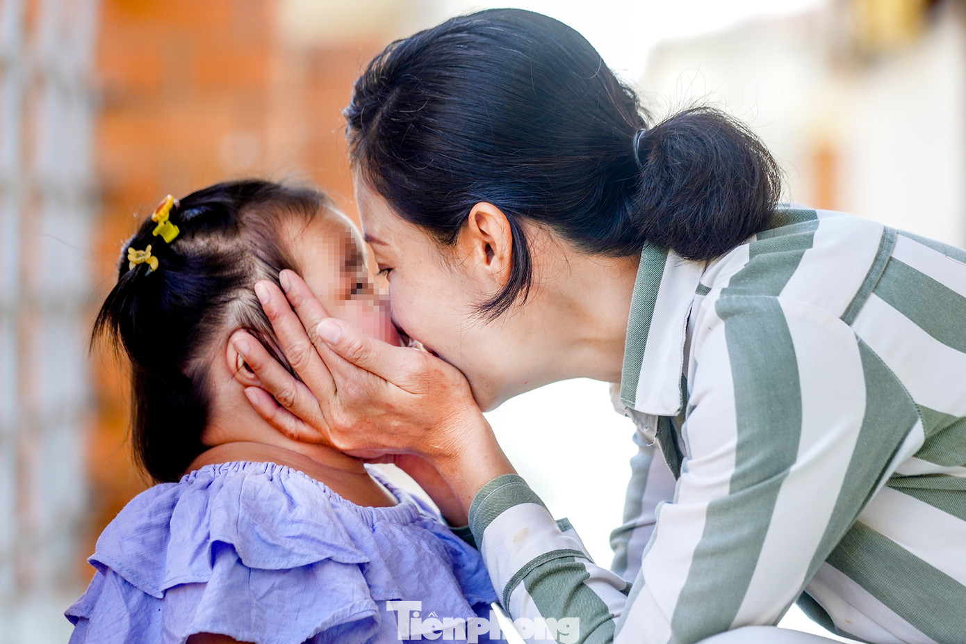 Khoảnh khắc đoàn viên của nữ phạm nhân.