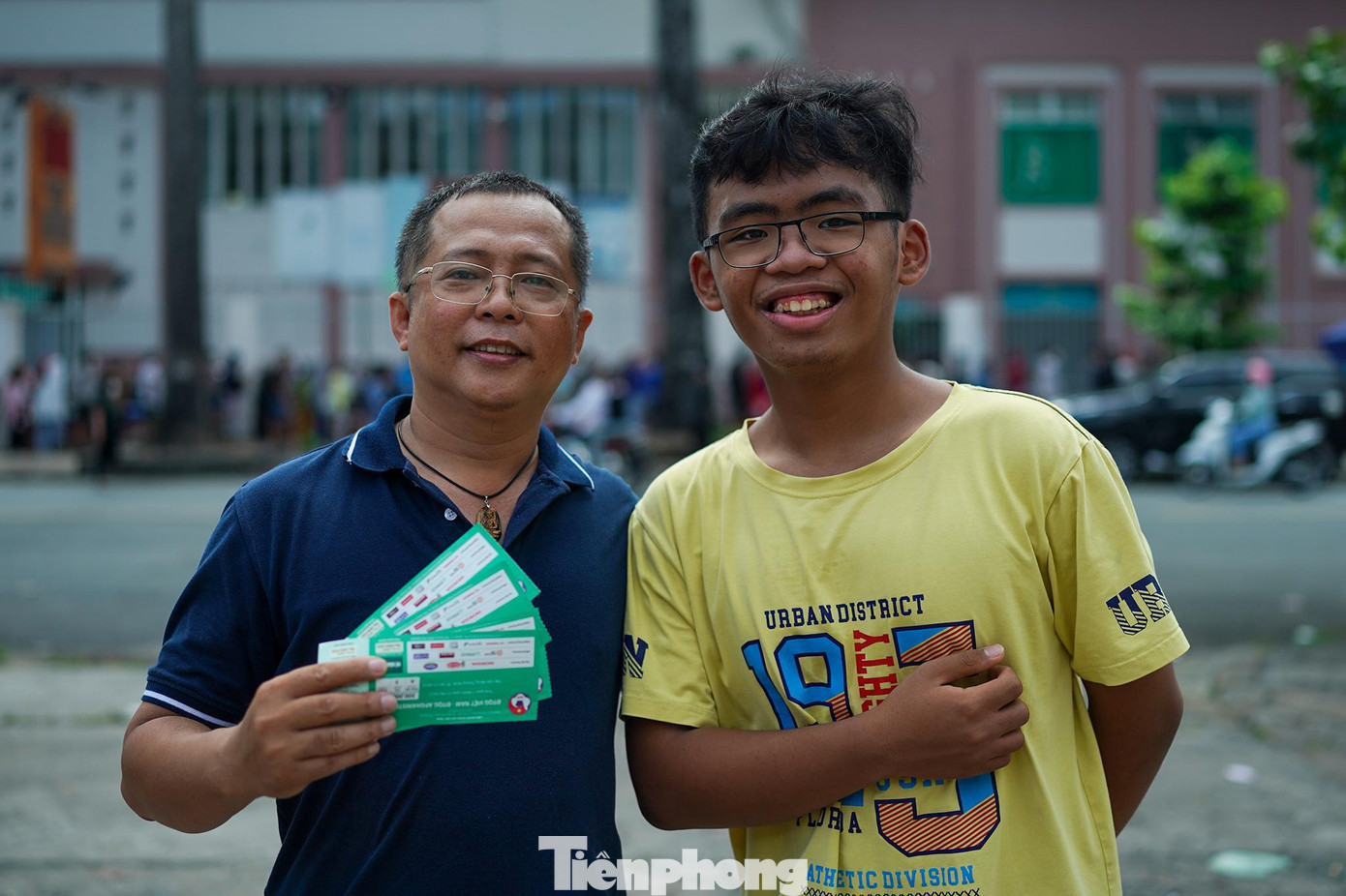 Hai bố con anh Nguyễn Anh Quốc (ngụ quận Tân Bình) xếp hàng khá lâu mua được 4 vé hết 1,2 triệu đồng. Đây cũng là món quà anh muốn dành tặng các con nhân ngày Quốc tế Thiếu nhi.