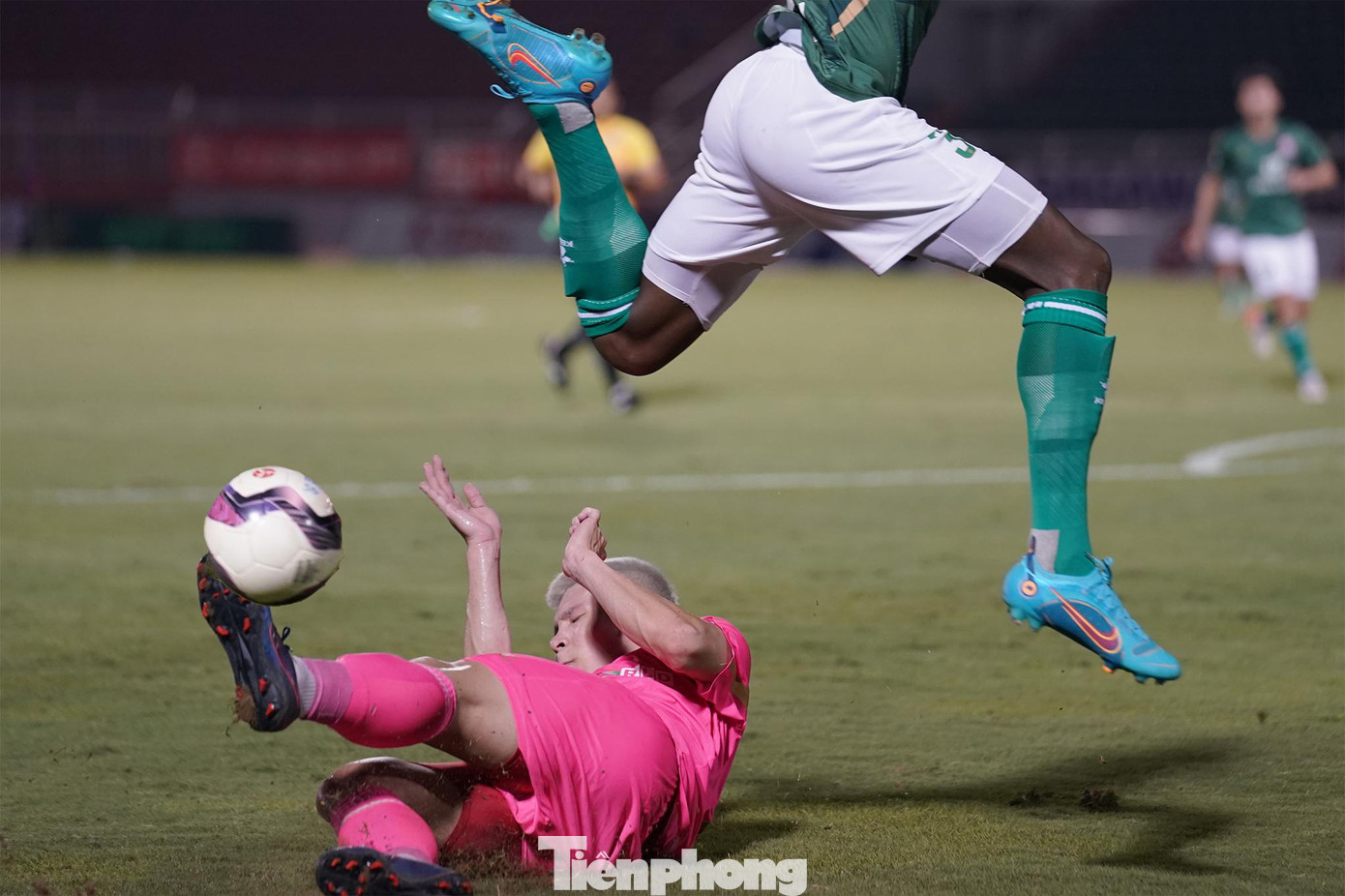 Trận đấu ghi nhận nhiều pha vào bóng quyết liệt. Trận đấu ghi nhận nhiều pha vào bóng quyết liệt.