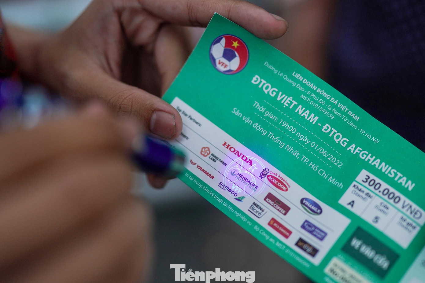 Đây chính là điểm khác biệt, vé thật của VFF sẽ có lô-gô nổi lên khi đèn chiếu lazer chiếu vào.