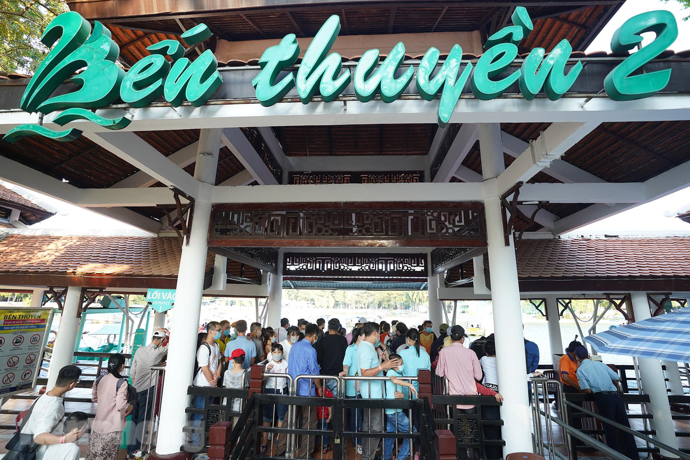 Khu vực hút khách nhất có lẽ là bến du thuyền, trải nghiệm trò đạp vịt trên hồ nước.