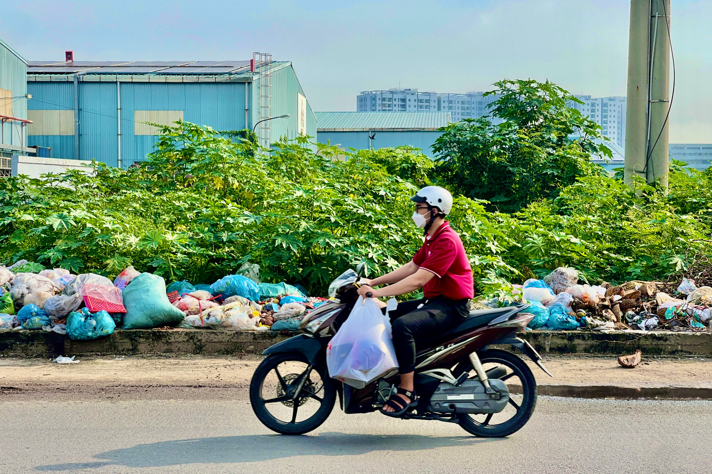 Ngày 23/9, PV Tiền Phong đã phản ánh tình trạng bãi rác tự phát hình thành do một số người đổ trộm, các chủ hàng chợ tự phát thải ra ngay tại chỗ. Đại diện lãnh đạo UBND quận Tân Phú và phường Bình Hưng Hoà cho rằng đã nhận được phản ánh từ người dân và sẽ cho đơn vị chức năng xử lý. Ngày 23/9, PV Tiền Phong đã phản ánh tình trạng bãi rác tự phát hình thành do một số người đổ trộm, các chủ hàng chợ tự phát thải ra ngay tại chỗ. Đại diện lãnh đạo UBND quận Tân Phú và phường Bình Hưng Hoà cho rằng đã nhận được phản ánh từ người dân và sẽ cho đơn vị chức năng xử lý.