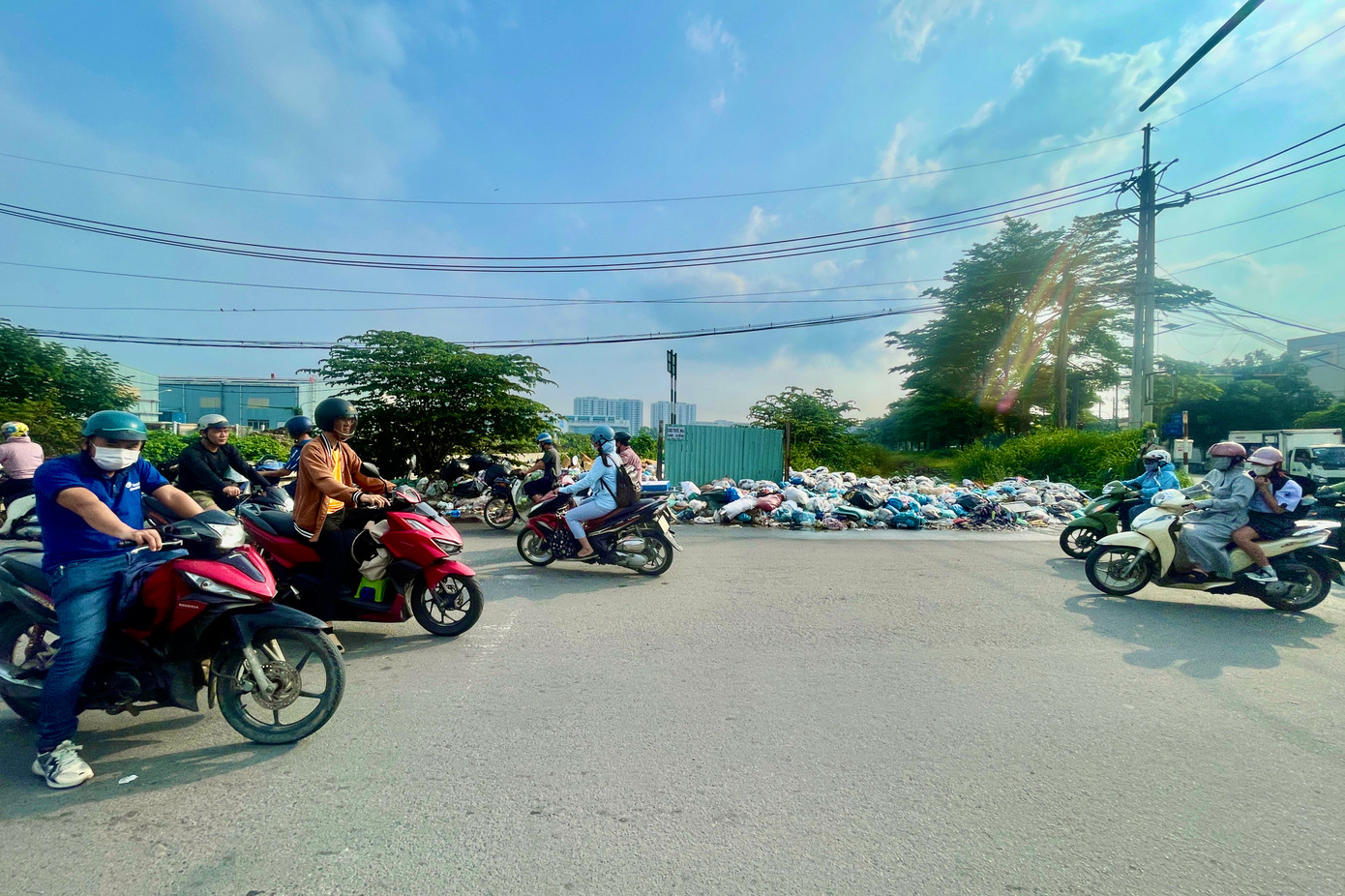 Ngày 23/9, PV Tiền Phong đã phản ánh tình trạng bãi rác tự phát hình thành do một số người đổ trộm, các chủ hàng chợ tự phát thải ra ngay tại chỗ. Đại diện lãnh đạo UBND quận Tân Phú và phường Bình Hưng Hoà cho rằng đã nhận được phản ánh từ người dân và sẽ cho đơn vị chức năng xử lý. Ngày 23/9, PV Tiền Phong đã phản ánh tình trạng bãi rác tự phát hình thành do một số người đổ trộm, các chủ hàng chợ tự phát thải ra ngay tại chỗ. Đại diện lãnh đạo UBND quận Tân Phú và phường Bình Hưng Hoà cho rằng đã nhận được phản ánh từ người dân và sẽ cho đơn vị chức năng xử lý.