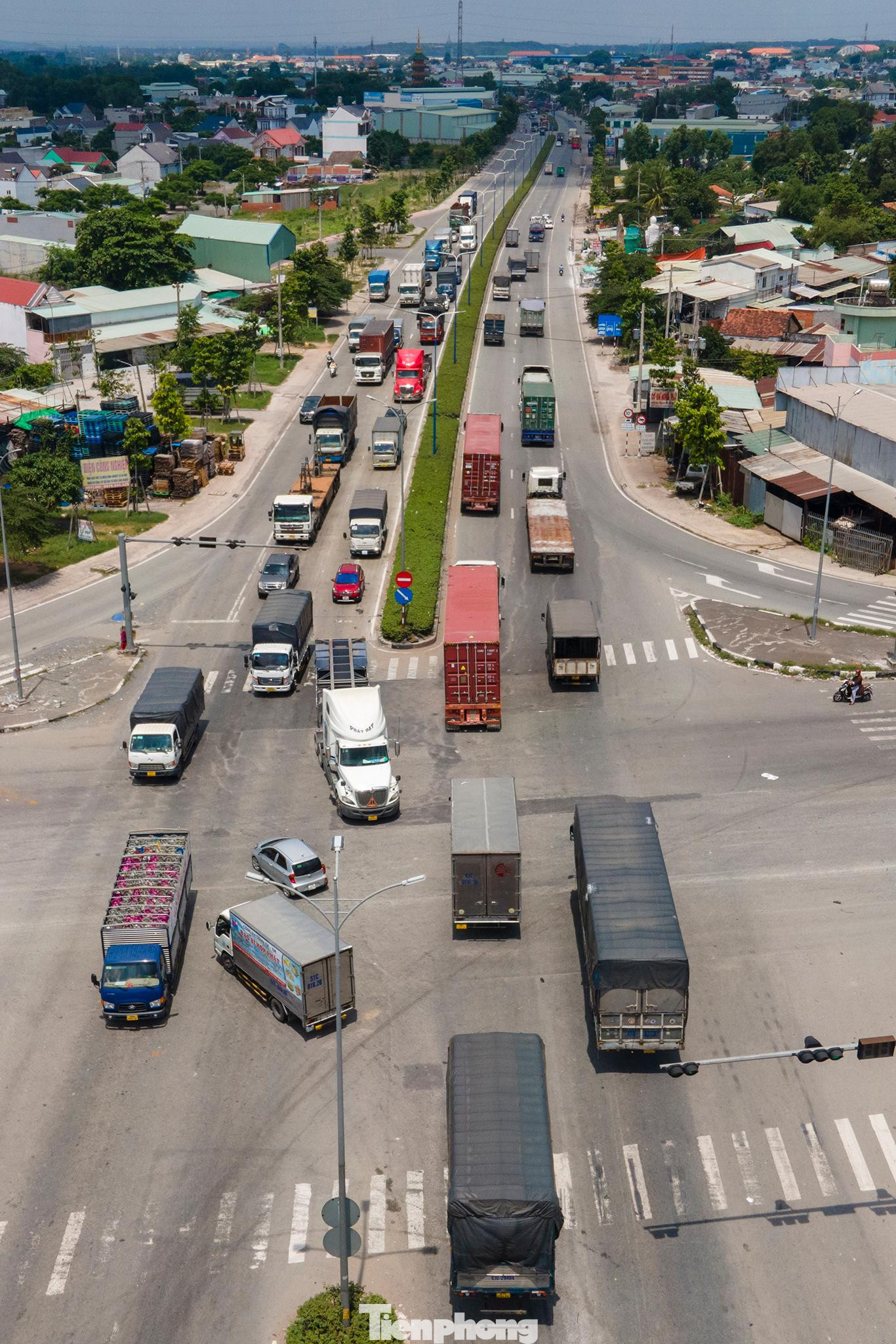 Hiện Chính phủ đã trình Quốc hội xem xét quyết định chủ trương đầu tư dự án Vành đai 3 TPHCM tại kỳ họp tháng 5. Giai đoạn 1, dự án làm 4 làn xe cao tốc và đường song hành hai bên (bố trí không liên tục) với quy mô mỗi bên từ 2 đến 3 làn xe. Đường vành đai 3 có 6 nút giao lớn, 4 vị trí kết nối ra, vào kết nối với các đường cao tốc, quốc lộ.