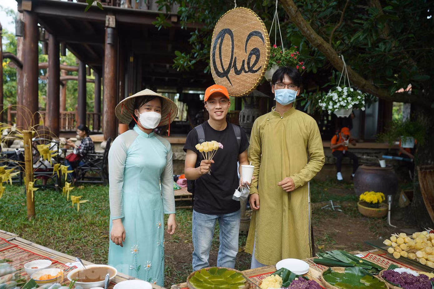 Chợ quê với cóc ổi, mía ghim, bánh truyền thống mang lại cho du khách cảm giác quay về với tuổi thơ.