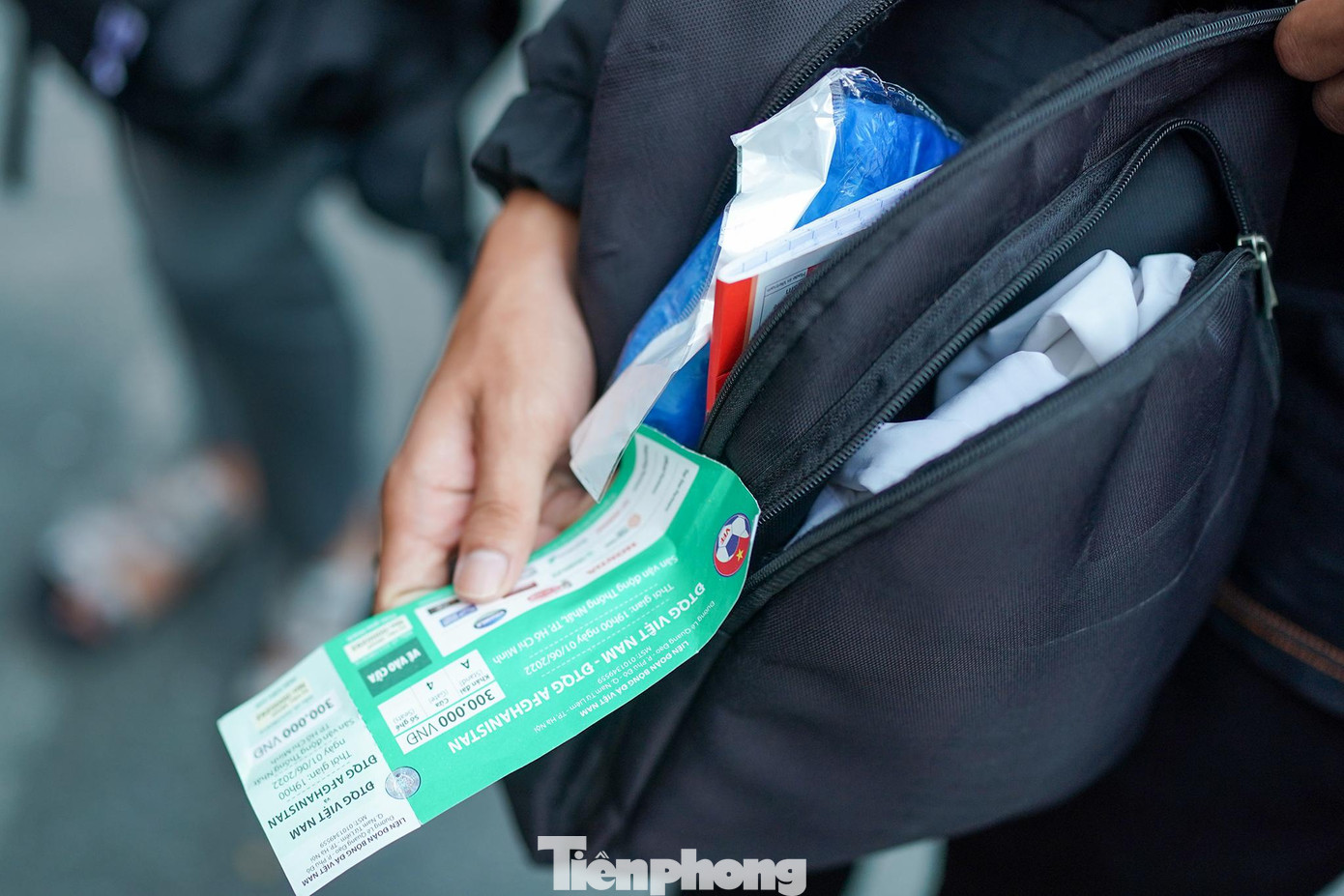 Hành lý, túi cá nhân của CĐV được kiểm tra khá kỹ.