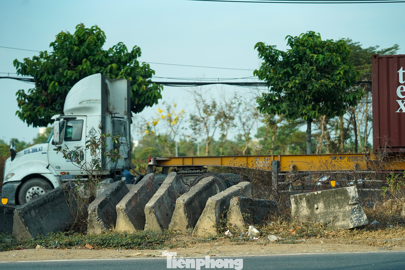 Dự án Mở rộng đường Đồng Văn Cống (đoạn từ cầu Giồng Ông Tố 2 đến nút giao thông Mỹ Thủy) là một trong các dự án trọng điểm của thành phố. Dự án không phải thực hiện công tác giải phóng mặt bằng, thi công thuận lợi. Tuy nhiên đến nay, công trình đã chậm hơn khoảng 27 tháng so với tiến độ đề ra. Nhà thầu thi công đã tạm ngưng thi công từ tháng 6/2022. Việc chậm trễ hoàn thành công trình làm lãng phí nguồn lực ngân sách, gây bức xúc trong dư luận.